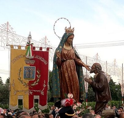 Pellegrinaggio della Madonna dei Miracoli a Casalbordino (Ch). Il Pellegrinaggio della Madonna dei Miracoli a Casalbordino è una delle manifestazioni di fede più sentite della provincia di Chieti e dell’intero Abruzzo. Ogni anno, dall’9 all’11 giugno, migliaia di pellegrini si riversano nel santuario dedicato alla Vergine, situato nella località Miracoli di Casalbordino, per rinnovare la propria devozione e chiedere grazie. Questo evento affonda le sue radici in una tradizione secolare, nata a seguito dell’apparizione della Madonna a un contadino di Pollutri, Alessandro Muzio, l’11 giugno 1576. La Madonna, secondo il racconto tramandato, ammonì il devoto sull’importanza della santificazione delle feste, lasciando un segno indelebile nella spiritualità del luogo. Il santuario, inizialmente una semplice cappella rurale, si sviluppò nel corso dei secoli fino a divenire una basilica di riferimento per l’intero territorio. L’attuale struttura risale al XX secolo ed è stata consacrata nel 1962, dopo importanti ampliamenti per accogliere il numero sempre crescente di fedeli. La chiesa, con la sua imponente cupola e il chiostro adiacente, rappresenta un punto di incontro tra storia e fede. All’interno, spicca l’altare maggiore che custodisce l’effigie della Madonna dei Miracoli, raffigurata in un’iconografia tradizionale: avvolta in una luce celestiale, seduta su una quercia, mentre si rivolge con gesto benevolo al fedele inginocchiato. Durante il pellegrinaggio, le strade che conducono al santuario si riempiono di gruppi di fedeli che giungono anche a piedi dai paesi limitrofi, in un cammino di preghiera e raccoglimento. Un tempo, il pellegrinaggio era caratterizzato da riti di forte intensità emotiva, con penitenti che avanzavano scalzi o in ginocchio, manifestando la loro fede con atti di sacrificio. Oggi, pur avendo perso alcune delle sue espressioni più arcaiche, la celebrazione mantiene un’atmosfera di profonda spiritualità, con messe solenni, processioni e momenti di preghiera collettiva che rafforzano il senso di comunità e devozione. Il pellegrinaggio alla Madonna dei Miracoli ha influenzato profondamente la cultura locale e ha ispirato artisti e scrittori. Gabriele D’Annunzio ne descrisse le scene di devozione nel suo romanzo Il Trionfo della Morte, con toni talvolta critici, ma riconoscendo la potenza della fede popolare. Anche il pittore Francesco Paolo Michetti immortalò l’evento nel celebre dipinto Gli Storpi, raffigurando la processione di fedeli che si affidano alla Madonna per ottenere guarigioni e protezione. Queste rappresentazioni artistiche testimoniano l’importanza storica e sociale della celebrazione, che ancora oggi continua a richiamare pellegrini da tutta la regione. Nonostante il passare del tempo, il culto della Madonna dei Miracoli rimane vivo e radicato nella tradizione popolare. Ancora oggi, molti fedeli portano ex-voto come segno di gratitudine per le grazie ricevute, alimentando un legame profondo tra il santuario e la comunità. Il pellegrinaggio rappresenta non solo un momento di fede e preghiera, ma anche un’occasione per riscoprire le radici culturali del territorio, confermando Casalbordino come un centro spirituale di grande rilievo in Abruzzo.