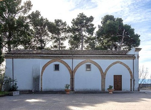 La Chiesa della Madonna della Neve a Montesilvano Colle (Pe) Il culto della Madonna della Neve a Montesilvano Colle affonda le sue radici nella profonda devozione mariana che caratterizza la tradizione religiosa di questa località. La festa principale dedicata alla Madonna della Neve si celebra ogni anno il 5 agosto, giorno in cui i fedeli si riuniscono per celebrare il miracolo che, secondo la tradizione, avvenne a Roma nel V secolo. In quella data, la Vergine apparve a Papa Liberio, ordinando la costruzione di una chiesa in suo onore, che divenne poi la Basilica di Santa Maria Maggiore. Questa festività, celebrata con solennità nella chiesa di Montesilvano Colle, rappresenta un momento di grande partecipazione spirituale e comunitaria. La chiesa è sempre stata un luogo privilegiato per la preghiera e la devozione dei montesilvanesi. Le celebrazioni liturgiche che vi si svolgono, tra cui le messe solenni, le processioni e le veglie di preghiera, sono occasioni di riflessione e di rafforzamento della fede. Durante la festa della Madonna della Neve, la chiesa si riempie di una speciale atmosfera di sacralità, con i fedeli che partecipano numerosi per chiedere protezione e benedizione alla Madonna. Il culto della Madonna della Neve, infatti, è percepito come una forma di intercessione potente, capace di portare pace e speranza nella vita dei devoti. Il legame con la Madonna della Neve è particolarmente sentito anche dai residenti del colle, che spesso si rifugiano nella chiesa per momenti di preghiera personale. La devozione a Maria come protettrice e guida spirituale è forte, e la chiesa diventa un punto di riferimento anche per coloro che vivono le difficoltà quotidiane. Il culto mariano nella chiesa è arricchito da canti, preghiere e riti che trasmettono un senso di comunità e di appartenenza alla tradizione cristiana. Le cerimonie sono occasione di incontro, ma anche di meditazione profonda sulla vita di Maria e sul suo ruolo di madre e intercessora. Oltre alla festa annuale, la chiesa della Madonna della Neve è anche meta di pellegrinaggi e visite di devozione, specialmente nei momenti di difficoltà o di malattia. La fede nel potere intercessore della Madonna è radicata nella cultura locale, e la chiesa rappresenta un rifugio di speranza e di spiritualità. Il culto, vissuto con grande intensità dalla comunità, è testimone di un legame profondo tra la Madonna e il popolo di Montesilvano Colle, che continua a custodire con amore la tradizione e a rinnovare ogni anno la propria fede attraverso le celebrazioni mariane.