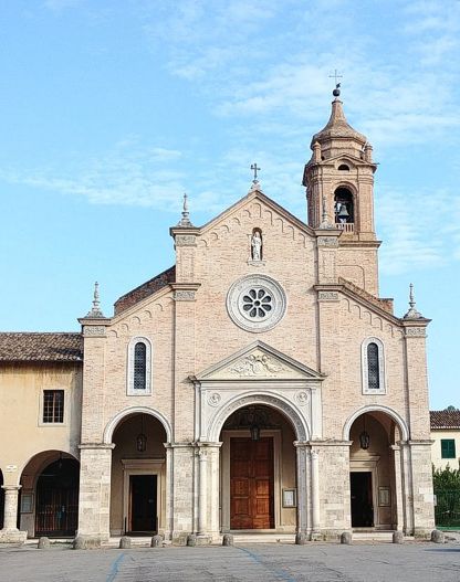 Il culto della Madonna delle Grazie a Teramo è profondamente radicato nella storia e nella tradizione religiosa della città. La devozione alla Vergine Maria, invocata come dispensatrice di grazie, ha attraversato i secoli, diventando parte integrante della vita spirituale della comunità. La chiesa, costruita nel XVI secolo, è stata fin dall'inizio un luogo privilegiato per i fedeli che vi si recavano in cerca di conforto e protezione. La presenza dell'immagine miracolosa della Madonna ha consolidato nel tempo il ruolo del santuario come punto di riferimento per la devozione popolare. Al centro del culto vi è l'icona della Madonna delle Grazie, custodita con cura sull'altare maggiore. Questa rappresentazione sacra, ritenuta miracolosa, ha attirato pellegrini da tutta la provincia e oltre, contribuendo a diffondere la fama del santuario. Le leggende e i racconti tramandati riguardanti l'intercessione della Vergine in momenti di difficoltà, come epidemie o calamità naturali, hanno alimentato una profonda venerazione popolare. I fedeli si rivolgono alla Madonna non solo per chiedere aiuto, ma anche per ringraziare per le grazie ricevute, consolidando un rapporto spirituale intimo e personale con la Vergine. La festa della Madonna delle Grazie, celebrata ogni anno il 2 luglio, rappresenta uno dei momenti più significativi del culto. In questa occasione, la città di Teramo si anima di celebrazioni liturgiche, processioni e manifestazioni popolari. La processione solenne, in cui l'icona viene portata per le strade del centro storico, è un momento di profonda partecipazione collettiva, in cui i fedeli esprimono la loro fede attraverso canti, preghiere e gesti di devozione. Questo evento, che unisce spiritualità e tradizione, è anche un'occasione per rafforzare i legami della comunità e celebrare l'identità religiosa della città. Il culto della Madonna delle Grazie continua a essere un elemento vivo e dinamico della vita religiosa teramana. La chiesa non è solo un luogo di preghiera e rifugio spirituale, ma anche un simbolo di speranza e solidarietà per i fedeli. Attraverso il passare dei secoli, il santuario ha mantenuto il suo ruolo di guida spirituale e di custode delle tradizioni, rappresentando un punto di incontro tra passato e presente, tra fede e cultura, per la comunità locale e per i pellegrini che vi giungono in cerca di pace e ispirazione.