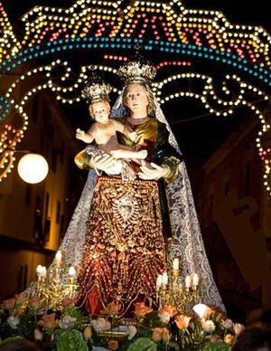 Festa della Madonna delle Grazie a Teramo (Te) La Festa della Madonna delle Grazie è una delle celebrazioni più sentite e partecipate della città di Teramo. Ogni anno, il 2 luglio, la comunità si riunisce per rendere omaggio alla Vergine, la cui devozione risale alla metà del Quattrocento. Fu San Giacomo della Marca, frate francescano, a introdurre il culto mariano in città dopo aver favorito la riconciliazione tra famiglie da tempo in lotta. Da allora, la fede nella Madonna delle Grazie si è radicata profondamente nella tradizione religiosa locale, diventando un punto di riferimento per i teramani. Nel corso dei secoli, la devozione alla Madonna si è intensificata grazie a episodi considerati miracolosi. Tra questi, si ricorda lo scampato assedio della città da parte della famiglia Acquaviva, interpretato come un segno di protezione divina. Questo evento rafforzò il legame tra la città e la Vergine, tanto che la Madonna delle Grazie fu proclamata Patrona di Teramo insieme a San Berardo. La donazione di una preziosa scultura in legno policromo raffigurante la Madonna con Bambino, avvenuta nella seconda metà del XV secolo, accrebbe ulteriormente la venerazione popolare. I festeggiamenti iniziano con la Novena e il Triduo, momenti di intensa preghiera che preparano la comunità al giorno solenne. In passato, una pratica molto diffusa era quella delle "passate", un rituale che consentiva di ottenere l’Indulgenza Plenaria attraversando la chiesa da una porta all’altra mentre si recitavano preghiere. Sebbene questa tradizione sia andata perduta nel tempo, il senso di devozione è rimasto immutato, confermando la centralità della festa nella vita religiosa e culturale di Teramo. Oltre agli aspetti spirituali, la festa è anche un’occasione di aggregazione per la comunità. La processione pomeridiana, che attraversa le vie cittadine, vede la partecipazione di numerosi fedeli e rappresenta il momento culminante dell’evento. Nel piazzale antistante il santuario si svolgono manifestazioni collaterali che animano la città con stand gastronomici, giostre, spettacoli musicali e momenti di convivialità. La festa si conclude con i suggestivi fuochi d’artificio, attesi con entusiasmo da tutta la cittadinanza. Negli ultimi anni, si è riscoperta l'importanza della preparazione spirituale all'evento, con una crescente partecipazione alla Novena e un rinnovato coinvolgimento della comunità. La Festa della Madonna delle Grazie continua a rappresentare un ponte tra passato e presente, mantenendo vive le radici storiche e religiose della città di Teramo. La fusione tra fede e tradizione popolare rende questa celebrazione un simbolo identitario, capace di unire generazioni e rafforzare il senso di appartenenza alla propria terra.