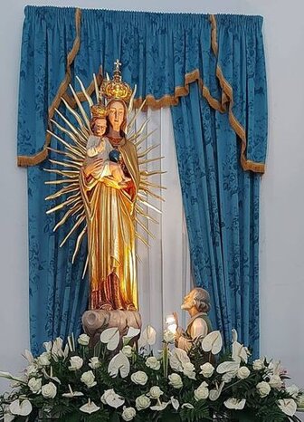 I festeggiamenti in onore della Madonna dello Splendore a Giulianova (Te). Anche Giulianova, oggi tutta protesa sul mare e vocata a destini turistici e balneari, rivendica le sue origini agrarie di un retroterra rurale di colline e campi coltivati con la sua Madonna arborea a cui tributa un culto sentito e profondo, sul finire di aprile, nei giorni in cui l’arcaico calendario contadino regola, con una serie di cerimonie, il ritorno della primavera e l’irruenza giovanile degli elementi saturali preposti alla vegetazione. E’ questo il periodo in cui si scontrano in una opposizione quasi bellicosa il concetto di natura e di cultura, ovvero l’idea tellurica fine a se stessa e il contesto geografico piegato all’esistenza umana, una opposizione ben espressa nel mito latino della fondazione di Roma. Nell’ultima decade di aprile il sole abbandona la casa dell’Ariete sacra a Marte per entrare in quella del Toro, l’animale lunato sacro a Giove. E’ il tempo delle consacrazioni, delle vittime e del sangue sacrificato. Anticamente il drammatico nesso della morte rituale e della rinascita vegetale era interpretato dal mito maschile dei giovani dei come Attis o Adone, che spargevano il loro sangue ai piedi degli alberi simbolici, così come il ciclico ritorno della vita era assicurato dalle terribili apparizioni teofaniche delle Grandi Madri, circonfuse di luce e stillanti di acque, sospese in uno spazio fisico intermedio tra la terra e il cielo. La Madonna dello Splendore di Giulianova è tutto questo in una rilettura cristiana che parte dalla leggenda di fondazione del santuario fissata storicamente nel secolo XVI. Il 22 aprile di un anno imprecisato, forse il 1550, la Madonna, in mezzo ad un nimbo luminoso, apparve su un olmo che si ergeva in una campagna fuori l’abitato extra moenia, come dicono le cronache, ad un vecchio contadino di nome Bertolino che riferì l’evento miracoloso ai rappresentanti civili della città, i quali però increduli ebbero bisogno, per credergli, di un secondo prodigio che consistette nella scaturigine improvvisa di una fonte miracolosa, capace non solo di dissetare, ma di guarire tutti i mali. La leggenda che rientra nella strategia storicamente, opera dalla Controriforma sugli aspetti della religiosità popolare, giustifica la costruzione di un santuario in un luogo dove forse il culto precedente era celebrato all’aperto. La chiesa, a cui fu annesso anche un monastero, fu affidato ai Celestini, l’ordine benedettino rifondato da Pietro Angeleri detto da Morrone e poi a Padri cappuccini che ancora vi officiano. Da oltre quattro secoli il 22 aprile costituisce per Giulianova un momento di identificazione religiosa e civile che si esprime non solo con celebrazioni liturgiche e con le espressioni della religiosità popolare che attribuisce al luogo sacro poteri taumaturgici, ma anche con la nomina da parte della municipalità di un Magnifico Capitano che coadiuvato da un Alfiere e da un Maestro di fiera, un tempo avevano il privilegio provvedere all’ordine pubblico ed amministrare la giustizia civile e penale durante giorni della festa di organizzare a loro spese un pranzo e due lotte una di uomini e l’altra di cavalli. Oggi essi conservano il diritto, insieme ad un Comitato appositamente nominato. di scortare la statua della Madonna durante la solenne processione e di organizzare i festeggiamenti civili, particolarmente ricchi di attrattive come i rinomati concerti bandistici e soprattutto la spettacolare corsa di cavalli che si tiene in un percorso predisposto tra le pittoresche strade del centro storico.