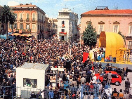La Festa in onore della Madonna dello Splendore (Te) La Festa in onore della Madonna dello Splendore è uno degli eventi religiosi e folkloristici più sentiti in provincia di Teramo, un appuntamento che affonda le radici nella devozione popolare e si svolge ogni anno a Giulianova, un comune che conserva tradizioni antiche legate alla figura della Madonna. La festa ha origine nel XVII secolo, quando un’immagine miracolosa della Madonna, conosciuta come "Madonna dello Splendore", fu ritrovata in una grotta nei pressi del convento di San Francesco. Questo ritrovamento scatenò una serie di miracoli che rafforzarono il culto e il legame della popolazione con la Madonna. L’evento si svolge ogni anno il 5 agosto, ma le celebrazioni iniziano già nei giorni precedenti con una serie di manifestazioni religiose e culturali. La processione rappresenta uno dei momenti più emozionanti, con i fedeli che portano in giro per le strade di Giulianova l’immagine della Madonna. Questa camminata collettiva è accompagnata da preghiere, canti religiosi e manifestazioni di devozione che coinvolgono tutta la comunità, richiamando pellegrini anche dalle zone circostanti. Accanto agli aspetti religiosi, la festa è anche una grande occasione di festa popolare, con la città che si anima di eventi folkloristici e musicali. Le tradizioni culinarie giocano un ruolo fondamentale, con le tavolate imbandite di piatti tipici, come i famosi arrosticini, e dolci locali preparati per l'occasione. Il profumo del cibo si mescola con quello delle candele accese, mentre la gente si riunisce per festeggiare, tra balli e canti. Un altro aspetto molto sentito della festa è il gioco dei fuochi d’artificio, che ogni anno illuminano il cielo di Giulianova. Questo spettacolo pirotecnico, molto atteso, è un segno di gioia e di gratitudine verso la Madonna, simbolo della luce e della protezione. I fuochi sono l’apice delle celebrazioni, un momento di unione tra le persone che guardano con speranza e meraviglia gli spettacolari giochi di luce. La Festa in onore della Madonna dello Splendore rappresenta quindi un’importante tradizione per la provincia di Teramo, che unisce fede, cultura e folklore. È un’occasione di celebrazione della comunità e della devozione religiosa, ma anche di rafforzamento dell’identità culturale di un territorio ricco di storia e tradizioni. La partecipazione a questo evento rappresenta un momento di coesione sociale che coinvolge generazioni di teramani, mantenendo vivo il legame tra il passato e il presente.