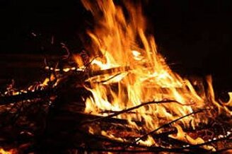 La notte tra il 23 e il 24 giugno, conosciuta come la "Notte di San Giovanni Battista", è un evento che affonda le radici nella tradizione popolare di Rivisondoli e in molte altre località dell'Abruzzo. Questa notte magica segna il culmine del solstizio d’estate, un momento di passaggio tra la luce e l’oscurità, e viene celebrata come una sorta di rito di purificazione e di celebrazione della natura. Secondo la tradizione, questa notte è sospesa tra il sacro e il profano, in cui le forze della natura, la luce del sole e la rugiada, vengono venerate per il loro potere miracoloso. Uno degli aspetti più affascinanti di questa tradizione è il potere attribuito alla rugiada che scende durante la notte. La rugiada di San Giovanni è considerata una benedizione divina, capace di purificare e rigenerare tutto ciò che tocca. Nei paesi abruzzesi, e in particolare a Rivisondoli, la gente espone ai davanzali e sui terrazzi i contenitori con acqua, a volte arricchiti con fiori o erbe aromatiche. Al mattino, questa acqua viene utilizzata per lavarsi, come atto di purificazione che protegge dalle malattie, dai reumatismi e dalle sventure, preservando così la salute e la serenità. La notte di San Giovanni a Rivisondoli è anche un’occasione di festa e di unione per la comunità. Le ragazze del paese, seguendo una tradizione secolare, compiono un particolare rito divinatorio. Esse preparano dei piccoli mazzetti di ortica, legandoli con un nastro e piegandoli in un determinato modo. Il giorno seguente, se i gambi si sono raddrizzati, si interpreta questo segno come un presagio favorevole per il futuro, soprattutto in ambito matrimoniale. Questo piccolo rito è un simbolo di speranza, un segno che la tradizione popolare attribuisce alla notte di San Giovanni, in cui tutto sembra essere possibile. In tutta la zona, la celebrazione non è solo un evento rituale, ma anche una festa che coinvolge tutta la comunità. Il fuoco è un altro elemento centrale della celebrazione, simbolo di purificazione e di rinnovamento. Si accendono falò, si danzano danze tradizionali e si intonano canti popolari, creando un'atmosfera magica e festosa che coinvolge grandi e piccini. La luce del fuoco e la bellezza della notte estiva favoriscono un senso di unione e di appartenenza, in cui ogni partecipante diventa parte di un'antica tradizione che continua a vivere nei cuori delle persone. La "Notte di San Giovanni Battista" a Rivisondoli, come in molte altre località abruzzesi, rappresenta un momento di grande significato. La fusione tra elementi naturali e spirituali, la credenza nei poteri curativi della rugiada e la bellezza dei riti popolari trasformano questa notte in un evento che trascende il tempo, celebrando l'unione dell'uomo con la natura e con la tradizione. Una notte di purificazione, speranza e festa, che ogni anno rinnova il legame profondo della comunità con le proprie radici e con il mistero della vita.