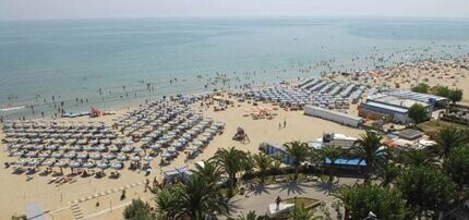 La costa abruzzese da Martinsicuro (Te) a San Salvo Marina (Ch). Dal Tronto a Francavilla al Mare, a sud di Pescara, la costa è una uniforme, regolare e dorata fascia di soffice arenile, larga e accogliente; dalla foce del fiume Foro, a sud di Francavilla, la linea costiera diviene invece alta, portuosa, con scogliere, calette e lunghi tratti di spiaggia a ciottoli, per poi riaprirsi ai larghi arenili solo nel Vastese, al confine col Molise. Il tratto caratteristico di questo paesaggio marino è dunque la varietà, con ambienti e paesaggi per tutti i gusti. Questa particolare bivalenza della riviera, e la stessa conformazione geografica dell’Abruzzo collinare, creano un comprensorio turistico unico nel suo genere che può vantare caratteristiche davvero esclusive: una costa che diventa porta d’accesso all’intero territorio e due realtà rivierasche decisamente complementari, in grado di convivere in poche decine di chilometri. Osservando la costa abruzzese dall’aereo ci si accorge di come la fascia litoranea sfumi rapidamente verso l’interno in un paesaggio agrario dolce e ondulato, fatto di colline dalla forma tondeggiante, carezzate da una secolare lavorazione agricola. Ovunque tra i campi, ora coltivati ora fioriti, spuntano casali e piccoli paesi; sullo sfondo, la forte dorsale montana, che scorre parallela alla costa. Questa particolare conformazione geografica ha fatto sì che il territorio risulti solcato da una fitta sequenza di lunghe valli disposte perpendicolarmente a mare e monti, quasi a formare un pettine. Lungo tutte queste valli, per la facilità con cui potevano essere risalite, si sono disposte le principali vie di comunicazione che collegavano interno e costa. Oggi le strade fondovalle sono divenute importanti arterie di collegamento che costituiscono i cardini della rete viaria regionale; quella rete che, dalle litoranee SS 16 Adriatica e autostrada A14, permette di raggiungere in meno di un’ora tutte le località dell’Abruzzo interno e montano. Questa struttura a pettine ha fatto sì che, dal punto di vista turistico, la costa diventasse la più comoda porta d’accesso all’intera regione: da tutti i centri balneari della costa partono infatti innumerevoli tragitti possibili alla scoperta delle meraviglie paesaggistiche, naturali, ambientali e culturali dell’interno.