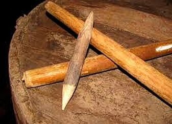 Lo Zirè è un antico gioco tradizionale che ha radici profonde nella cultura popolare della città dell'Aquila e della sua provincia. Questo gioco, noto anche come "ju Zirè" nel dialetto aquilano, è stato particolarmente popolare fino agli anni Settanta e continua a essere una delle espressioni folkloristiche più significative della zona. La sua peculiarità sta nella combinazione di abilità fisica, strategia e un forte legame con le tradizioni locali. Lo Zirè non è solo un passatempo, ma rappresenta un vero e proprio rito collettivo che unisce le persone, specialmente durante le festività e gli eventi comunitari. Il gioco si svolge all'interno di un campo ampio, solitamente di circa 100 metri di diametro, dove viene tracciato un cerchio al centro. Due squadre si sfidano, alternandosi tra il ruolo di attaccanti e difensori. Ogni giocatore è armato di due bastoni: uno chiamato tirolò, che funge da mazza, e l'altro, zirè, un bastone appuntito che rappresenta l'oggetto da lanciare. La dinamica del gioco è semplice ma coinvolgente: un membro della squadra attaccante, il "battitore", si posiziona nel cerchio e lancia il zirè cercando di colpirlo con la mazza e farlo volare il più lontano possibile. Il ruolo dei difensori è altrettanto importante. Disposti lungo la traiettoria di volo del zirè, i difensori tentano di afferrarlo al volo. Se riescono nell'impresa, il battitore viene eliminato. In caso contrario, uno di loro raccoglie il zirè e lo rilancia verso il battitore, cercando di farlo cadere il più vicino possibile al cerchio. Se il battitore riesce a colpire il zirè al volo, il turno si conclude, ma se il zirè cade all'interno del cerchio, il battitore viene eliminato e il turno finisce. Una delle fasi più emozionanti del gioco è la "smazzata". Quando il zirè atterra fuori dal cerchio, il battitore ha la possibilità di tentare la smazzata, colpendo il zirè con la mazza per farlo saltare in aria e cercando di colpirlo di nuovo per scagliarlo il più lontano possibile. Questa fase è seguita da un rituale di frasi che accompagnano i tentativi: "unu, e mazza", "'ddu, e mazza", "tre, e pusi la mazza". La smazzata è un momento fondamentale del gioco, che richiede precisione e forza, ma anche un buon tempismo per riuscire a lanciare il zirè con il massimo della potenza. Dopo la smazzata, si passa alla fase della "conta", un momento in cui i difensori stimano la distanza tra il zirè e il cerchio usando la mazza come unità di misura. Se la distanza stimata corrisponde a quella reale, il battitore può accettare un’offerta di punti, mentre se la distanza è maggiore, la sua squadra guadagna dei punti extra. La partita prosegue alternando i turni tra le due squadre, con ogni coppia di turni che determina chi conquista più punti e vince il gioco. Lo Zirè rappresenta un bellissimo esempio di come una tradizione popolare possa unire la comunità, conservando un'importante eredità culturale che continua a essere tramandata di generazione in generazione.