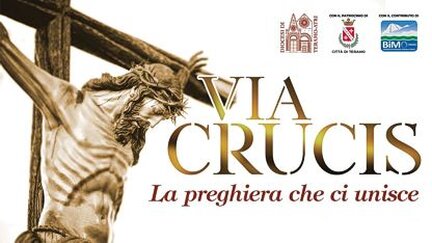 I Misteri del Venerdì Santo a Teramo (Te). I Misteri del Venerdì Santo a Teramo sono una delle tradizioni più sentite e antiche della città, un evento che da secoli accompagna la comunità teramana durante la Settimana Santa. Questa solenne manifestazione religiosa si tiene il Venerdì Santo e si caratterizza per la rievocazione della passione di Cristo attraverso una serie di processioni che attraversano le vie del centro storico. Il momento culminante è la processione dei Misteri, che affonda le radici in un passato lontano e che ancora oggi coinvolge profondamente la città e i suoi abitanti. La processione dei Misteri, che prende il nome dalle statue raffiguranti i vari momenti della passione di Cristo, è un rito che unisce fede e tradizione. Le statue, portate a spalla dai membri delle confraternite, vengono trasportate per le strade cittadine in un'atmosfera solenne, durante la quale si alternano momenti di preghiera, riflessione e canto. Ogni mistero rappresenta un episodio significativo della Passione di Gesù, dal suo arresto e alla sua crocifissione, e fino alla sua morte e sepoltura. Le statue sono di grande valore artistico e rappresentano un importante patrimonio culturale della città. L'intera processione è accompagnata da un silenzio reverenziale che avvolge la città, creando un'atmosfera di grande suggestione e intensità spirituale. La comunità teramana partecipa con devozione e raccoglimento, seguendo il corteo con fede e rispetto. Le fermate che si susseguono lungo il percorso sono momenti di meditazione e di preghiera, in cui i partecipanti riflettono sul sacrificio di Cristo per l'umanità. L'aspetto popolare della manifestazione si unisce all'aspetto religioso, con una partecipazione che coinvolge tutta la città, dai fedeli più anziani ai più giovani. La celebrazione si conclude con la solenne adorazione della croce e il ricordo della resurrezione. Il Venerdì Santo a Teramo non è solo un rito religioso, ma una tradizione che unisce la comunità e conserva una memoria storica importante. Questo evento, che affonda le radici nella spiritualità e nell'arte, rappresenta un momento di coesione sociale e di rinnovamento della fede cristiana. La città di Teramo, con i suoi misteri, si fa custode di un patrimonio di tradizioni che continua a vivere e a rinnovarsi di anno in anno. Oltre alla sua dimensione religiosa, i Misteri del Venerdì Santo sono anche un importante momento di identità culturale per Teramo. La partecipazione a questa manifestazione rappresenta il legame profondo tra la comunità e il suo passato, fatto di fede, di storia e di arte. La processione dei Misteri non è solo un rito da vivere, ma una testimonianza viva della tradizione popolare abruzzese che, attraverso la sua ritualità, racconta la storia e le radici della comunità teramana.