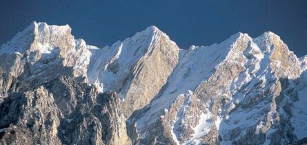 Le più alte cime d'Abruzzo. Soprattutto in inverno, la montagna abruzzese è capace di offrire emozioni uniche agli appassionati. Vette, creste e cascate ghiacciate propongono affascinanti itinerari con piccozza e ramponi, i canaloni di mille e più metri di dislivello delle vette maggiori offrono discese fuori pista paragonabili a quelle della Scandinavia o delle Alpi, e le ottime guide alpine dell’Abruzzo sono a disposizione per accompagnare, suggerire, insegnare. Fra tutti i suoi monti, è il Gran Sasso il regno dell’avventura per antonomasia. Qui sciatori, escursionisti ed alpinisti trovano un ambiente che non teme il confronto con le Alpi, sia in estate che in inverno. La distesa innevata di Campo Imperatore, ad esempio, diventa l’ambiente ideale dei fondisti, che possono scegliere tra i comodi anelli tracciati presso Fonte Vetica e le lunghe traversate libere nel cuore del pianoro. Nella bella stagione, le scoscese pareti del Corno Grande e del Corno Piccolo rappresentano una impegnativa palestra di roccia per arrampicate di varia difficoltà. Una volta in cima il panorama è mozzafiato, poiché lo sguardo spazia su tutto l’Abruzzo: dall’Adriatico ai monti che segnano il confine con il Lazio. D’inverno, su quelle stesse pareti, possono cimentarsi gli sci-alpinisti più esperti in avventurose discese, dopo che i loro ramponi hanno morso la neve sotto cui dorme l’erba che brucheranno le greggi dopo pochi mesi. Se Campo Imperatore ricorda a chi lo percorre le steppe dell’Asia centrale e il Corno Grande ha il sapore delle Dolomiti, le rocce e le enormi sassaie della Majella disegnano un paesaggio assai più tipicamente mediterraneo, ma non per questo meno emozionante per chi risalga le sue pendici, in estate come in inverno. Le escursioni alle sue vette e, in genere alla parte alta del massiccio, sono sempre lunghe e faticose e mettono a dura prova anche l’escursionista più allenato. Fresche, ovattate, integre, le faggete della “montagna madre” la cingono lungo tutto il suo perimetro, aprendosi in alto all’improvviso sui crinali profumati dai mughi, sugli aspri valloni d’alta quota, sulle pietraie sconfinate delle valli Cannella, delle Mandrelle, di Taranta. Ancora più su, tra la Tavola Rotonda e il Monte Amaro, l’altopiano di Femmina Morta è un balcone sospeso nel cielo d’Abruzzo. Sullo sfondo, a portata di mano, c’è il mare.