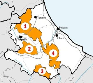 I parchi nazionale e regionali presente nella Regione Abruzzo. L’Abruzzo è la regione italiana con la più alta percentuale di territorio protetto, un vero scrigno di biodiversità in cui natura, storia e cultura convivono armoniosamente. Cuore verde dell’Appennino, ospita tre Parchi Nazionali – il Parco Nazionale d’Abruzzo, Lazio e Molise, il Parco Nazionale della Majella e il Parco Nazionale del Gran Sasso e Monti della Laga – e un Parco Regionale, quello del Sirente-Velino. Questi territori custodiscono ambienti incontaminati, vette maestose, foreste secolari, canyon spettacolari, altipiani carsici e una fauna rara e protetta che include l’orso marsicano, il lupo appenninico, il camoscio d’Abruzzo e l’aquila reale. Ogni parco ha una propria identità e racconta un volto diverso dell’Abruzzo: dalle valli selvagge della Majella alle praterie del Gran Sasso, dalle faggete del Parco d’Abruzzo fino agli scenari suggestivi del Sirente-Velino, dove natura e testimonianze storiche si fondono in un paesaggio unico. Tutelati da una rete capillare di riserve e oasi, questi territori offrono anche numerose opportunità per il turismo sostenibile: escursioni a piedi, in bicicletta o a cavallo, attività didattiche, visite guidate e percorsi accessibili a tutti. I parchi dell’Abruzzo non sono solo luoghi di conservazione, ma anche spazi vivi in cui si sperimenta un nuovo modo di vivere l’ambiente, nel rispetto della sua fragilità e della sua straordinaria bellezza.