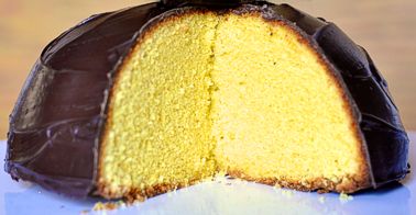 Il Parrozzo è uno dei dolci più rappresentativi della tradizione del pescarese, capace di coniugare semplicità contadina e raffinatezza aristocratica. Nato agli inizi del XX secolo da un’intuizione del pasticciere Luigi D’Amico, il Parrozzo si distingue per la sua particolare forma a semisfera che ricorda il pane rustico, simbolo delle origini popolari, e per la sua ricca copertura di cioccolato fondente che ne esalta la dolcezza. Realizzato con ingredienti genuini come semola di grano duro, uova, zucchero, mandorle tritate e aromi naturali, questo dolce è morbido all’interno e avvolgente al palato, conquistando chiunque lo assaggi con la sua combinazione di consistenze e sapori. Il Parrozzo non è solo una torta, ma un pezzo di storia e cultura abruzzese, un dolce che racconta la passione dei maestri pasticceri locali e l’amore per la tradizione. Il legame tra il Parrozzo e Gabriele D’Annunzio contribuisce a rafforzarne il fascino e l’eleganza. Il celebre poeta e scrittore pescarese lo apprezzava particolarmente, considerandolo un simbolo del gusto e della raffinatezza della sua terra natale, tanto da citarlo spesso nei suoi racconti e nella corrispondenza privata. Oggi il Parrozzo continua a essere protagonista nelle festività e nelle celebrazioni locali, servito non solo come dolce da forno, ma anche come icona gastronomica che rappresenta l’identità del pescarese nel mondo. Gustare un Parrozzo significa assaporare la storia, la cultura e la poesia di una terra che ha saputo trasformare ingredienti semplici in un capolavoro di dolcezza, diventando un emblema del patrimonio dolciario abruzzese.