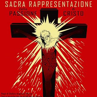 La Passione Vivente (Rappresentazione della Passione di Cristo) a Gessopalena (Ch). La Passione Vivente di Gessopalena è una delle tradizioni più emozionanti e partecipate della provincia di Chieti, che ogni anno, il Mercoledì Santo, anima il borgo medievale. La manifestazione, che si svolge dalle 20:30, è una drammatizzazione in grande stile degli ultimi giorni di Cristo, interpretata dalla comunità locale in un'atmosfera di forte coinvolgimento. Le scene della Passione si ispirano al racconto evangelico, ma vengono arricchite da elementi di riflessione contemporanea, creando un ponte tra la sacralità della tradizione religiosa e le sensibilità moderne. Il paesaggio roccioso di Gessopalena, scavato nel gesso, diventa un palcoscenico naturale che rende ogni quadro vivente ancora più suggestivo. Il percorso della Passione Vivente si snoda tra le viuzze acciottolate del centro storico, dove il pubblico può assistere a scene di grande impatto emotivo. Ogni angolo del borgo, dalla Piazza Roma alla chiesa della Madonna dei Raccomandati, è trasformato in un set scenico che ricrea momenti simbolici come l'Annunciazione, la Nascita di Gesù, l'Ultima Cena, e la Via Crucis. I quadri viventi, realizzati con scenografie ricche di dettagli, sono portati in scena dagli abitanti del paese, che indossano costumi d'epoca e rivivono con intensa devozione le fasi salienti della passione di Cristo, fino alla crocifissione finale, il culmine della rappresentazione. Il coinvolgimento della comunità di Gessopalena è totale e la partecipazione di tutti gli abitanti è uno degli aspetti che rendono questa manifestazione unica. Ogni anno, i bambini delle scuole locali, i giovani e gli anziani si uniscono nella rappresentazione, creando una sinergia che unisce le generazioni. La regia della Passione Vivente è affidata da diversi anni a Stefano Angelucci Marino, che con maestria guida la rappresentazione, accompagnata dalle musiche dirette dal Maestro Mario Tiberini. Il coro, composto da oltre 50 voci, risuona lungo le strade del borgo, mentre gli strumenti musicali suonano melodie suggestive che amplificano l'emozione di ogni scena. Oltre alla bellezza della rappresentazione teatrale, Gessopalena offre anche un paesaggio che arricchisce ulteriormente l'esperienza. Il borgo medievale, scavato nella roccia, rappresenta una scenografia perfetta per una manifestazione che mescola fede e arte popolare. Le strade, le scalinate e gli edifici storici si integrano perfettamente con la rappresentazione, dando vita a un'esperienza immersiva che affascina ogni spettatore. La Passione Vivente non è solo un evento religioso, ma un momento di comunità che richiama ogni anno numerosi visitatori da tutta la regione, creando un forte legame tra i residenti e coloro che si uniscono alla festa. Nel 2015, in occasione del cinquantesimo anniversario della manifestazione, Gessopalena ha celebrato questo traguardo con un programma speciale che ha incluso una mostra fotografica e un convegno che ha ripercorso le edizioni passate della Passione Vivente. Questo evento ha dato l'opportunità di riflettere sulla lunga storia di una tradizione che affonda le sue radici nei secoli, ma che continua a vivere con una forza straordinaria nel cuore della comunità. La Passione Vivente di Gessopalena rimane così uno degli appuntamenti più significativi del folklore abruzzese, capace di unire fede, arte e tradizione in una sola grande celebrazione popolare.
