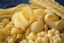 La produzione della pasta in Abruzzo è un elemento centrale della tradizione gastronomica regionale, radicata in un sapere artigianale che si tramanda da generazioni. Grazie alla qualità del grano duro coltivato nelle zone collinari e montane, alla purezza delle acque e all’attenzione per le lavorazioni lente, l’Abruzzo si è affermato come una delle terre simbolo della pasta italiana. In particolare, la provincia di Teramo è nota per essere culla di pastifici storici che hanno fatto della trafilatura al bronzo e dell’essiccazione a bassa temperatura i loro punti di forza, ottenendo una pasta ruvida e porosa, ideale per trattenere i condimenti. In Abruzzo la pasta non è solo un alimento, ma un patrimonio culturale che accompagna le feste, le stagioni e la quotidianità. Formati tipici come le sagne, i tacconelli, le fregnacce e gli spaghetti alla chitarra raccontano la varietà dei territori e la creatività delle mani contadine. Anche oggi, accanto alla grande produzione industriale, sopravvive un’importante realtà artigianale fatta di piccoli laboratori che custodiscono ricette antiche e tecniche tradizionali. La pasta abruzzese, con la sua consistenza e il suo sapore autentico, continua a rappresentare un orgoglio locale e un ambasciatore di gusto nel mondo.