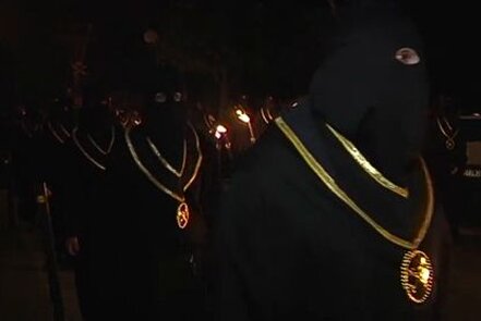 La Processione Penitenziale di Lanciano, conosciuta anche come la Processione degli Incappucciati, è uno dei momenti più suggestivi e solenni della Settimana Santa, che si ripete ogni anno nella città abruzzese. Questa tradizione, che affonda le radici nel XVI secolo, è celebrata dall'Arciconfraternita di San Filippo Neri e rappresenta un atto di penitenza profonda per il tradimento subito da Cristo durante l'Ultima Cena. I confratelli, vestiti con lunghe tonache nere e con il volto nascosto dai cappucci, sfilano lentamente nelle strade del centro storico, illuminati solo dal debole bagliore delle torce e delle lucerne, creando un’atmosfera carica di spiritualità e raccoglimento. La processione ha inizio alla sera del Giovedì Santo, dalle ore 22:00, dalla Chiesa di Santa Chiara, e si snoda lungo le vie della città. Durante il cammino, i partecipanti sono accompagnati dalla musica triste e solenne delle composizioni sacre dei maestri lancianesi come Masciangelo, Bellini e Ravazzoni, che sembrano risuonare nel cuore stesso della città. Al centro del corteo, una figura centrale, il Cireneo, porta la pesante Croce del Calvario, simbolo del dolore di Cristo, mentre cammina scalzo e incappucciato. La sua identità rimane un mistero, conosciuta solo dal Priore, aumentando l’intensità emotiva e il significato simbolico di questo atto di fede. Questa processione ha un forte legame con la storia della città e della sua Arciconfraternita. Le origini di questa manifestazione risalgono al XVII secolo, quando l'Arciconfraternita iniziò a solennizzare i riti della Settimana Santa. Il corteo ha subito nel tempo diverse evoluzioni, tra cui il ritorno della Processione degli Incappucciati negli anni '70 e '80 grazie all'iniziativa del Priore De Rosa, che volle aggiungere la partecipazione dei confratelli con le torce al tradizionale accompagnamento musicale della banda. Questo non era un semplice elemento scenografico, ma un atto penitenziale che univa spiritualità e devozione nella celebrazione della Passione di Cristo. Le radici storiche della Processione si intrecciano anche con il folklore della città. Nel XVII secolo, infatti, la manifestazione non era solo una processione religiosa, ma anche una rappresentazione teatrale delle scene della Passione di Cristo, con "talami" che ritraevano i momenti dolorosi del martirio di Gesù. Questa tradizione fu interrotta nel 1741, ma la memoria storica di queste rappresentazioni rimase viva. Con il passare degli anni, la processione si è evoluta, mantenendo tuttavia la croce e il Cireneo come elementi centrali, simboli immortali della sofferenza e del sacrificio. Oggi, la Processione Penitenziale di Lanciano è un evento che coinvolge non solo i membri dell'Arciconfraternita, ma anche tutta la comunità locale e i numerosi pellegrini che giungono a Lanciano per partecipare a questo momento di riflessione e preghiera. L’accompagnamento musicale delle composizioni sacre di Masciangelo, Bellini e Ravazzoni, ormai vere e proprie colonne sonore della Settimana Santa lancianese, trasmette un senso di profonda devozione e raccoglimento. Il corteo si conclude con l’arrivo della statua del Cristo Morto, che rappresenta il culmine della Passione, seguita dalla Vergine Addolorata e dalle altre figure sacre. L’intera manifestazione rimane così un simbolo potente di fede e di tradizione, radicata nella cultura popolare di Lanciano e nella storia del popolo abruzzese.