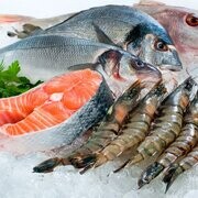 Il mare dell’Abruzzo, bagnato dall’Adriatico, regala una ricchezza di pesce fresco che rappresenta una delle eccellenze gastronomiche della regione. Dalle coste rocciose alle spiagge sabbiose, ogni pescatore porta a riva prelibatezze come il pesce azzurro, le triglie, i cefali, i gamberi e le famose vongole veraci, tutte materie prime di qualità che riflettono il legame profondo tra il territorio e il mare. Questo patrimonio ittico si trasforma nelle cucine abruzzesi in piatti semplici ma ricchi di sapore, dove la freschezza del pesce si sposa con aromi mediterranei e tecniche tradizionali tramandate di generazione in generazione. La cucina di mare in Abruzzo è un viaggio sensoriale che valorizza la materia prima con preparazioni autentiche e genuine. Dalle zuppe di pesce come il brodetto, con le sue varianti locali, ai primi piatti a base di frutti di mare come gli spaghetti alle vongole o i maccheroni con le cozze, ogni portata racconta storie di antiche tradizioni marinare. Il pesce viene spesso cucinato in modo semplice, grigliato o al forno con erbe aromatiche come il rosmarino e il timo, accompagnato da un buon olio extravergine d’oliva abruzzese, esaltando così i sapori naturali e permettendo a chi assaggia di assaporare appieno la ricchezza del mare Adriatico.