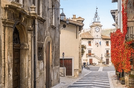 Pescocostanzo, incastonato nel cuore dell’Abruzzo, è uno dei borghi più belli d’Italia e un autentico gioiello dell’Altopiano delle Cinquemiglia. Situato a oltre 1.300 metri di altitudine, questo antico centro montano della provincia dell’Aquila affascina per la sua armonia tra natura, arte e tradizione. Immerso nel Parco Nazionale della Majella, regala scorci suggestivi in ogni stagione, tra boschi di faggi, paesaggi innevati e l’aria pura della montagna. Passeggiare nel centro storico di Pescocostanzo significa compiere un viaggio nel tempo. Le strette vie lastricate, le piazzette raccolte e le eleganti architetture rinascimentali e barocche raccontano il glorioso passato del borgo. La Basilica di Santa Maria del Colle, con la sua imponente facciata e gli interni riccamente decorati, è uno dei simboli più importanti dell’arte religiosa abruzzese. Non mancano palazzi signorili e portali in pietra lavorata che testimoniano l'antico benessere del paese, un tempo sede di notai, artigiani e mercanti. Oltre alla sua bellezza architettonica, Pescocostanzo è celebre per le sue tradizioni artigianali, in particolare il merletto a tombolo e la lavorazione del ferro battuto. Queste antiche arti, tramandate di generazione in generazione, sono ancora vive nei laboratori del borgo e rappresentano un patrimonio culturale prezioso. Le botteghe artigiane, distribuite lungo il centro, offrono al visitatore l’opportunità di osservare da vicino mani sapienti al lavoro, in un perfetto connubio tra passato e presente. Pescocostanzo è anche meta ideale per chi ama la montagna e la vita all’aria aperta. In inverno è frequentato per gli sport sulla neve, grazie alla vicinanza con gli impianti sciistici di Rivisondoli e Roccaraso. In estate, i sentieri del Parco Nazionale invitano a escursioni a piedi, a cavallo o in bicicletta, offrendo panorami mozzafiato. Il borgo, con il suo fascino senza tempo, sa accogliere con calore chiunque cerchi un luogo autentico dove arte, natura e tradizione convivono in perfetto equilibrio.