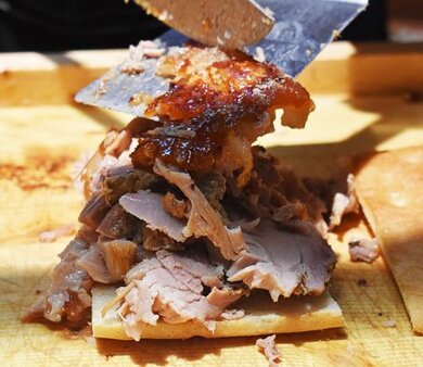 Sagra della Porchetta Italica a Campli (Te) La Sagra della Porchetta Italica di Campli, una delle manifestazioni gastronomiche più antiche e prestigiose dell'Abruzzo, rappresenta un punto di riferimento per la tradizione culinaria locale. Fondata nel 1964, è la prima sagra della regione e una delle prime in Italia. Ogni anno, nel pittoresco borgo di Campli, si celebra questo evento che mette in risalto l'arte della preparazione della porchetta, un prodotto che ha radici profonde nella storia del territorio. La festa, che attrae migliaia di visitatori, è un'occasione per assaporare un piatto che, con la sua crosta croccante e la carne saporita, è simbolo della cultura gastronomica abruzzese. Durante la sagra, i maestri porchettai di Campli, tutti allievi di tradizionali esperti della porchetta, si sfidano per ottenere il riconoscimento della giuria di degustatori, che valuta con attenzione la qualità della carne, la perfetta cottura e la fragranza della crosta. Ogni anno, la sagra offre ai partecipanti l'opportunità di assaporare questa prelibatezza, che si distingue dalle versioni simili preparate in altre regioni d’Italia. Il profumo inconfondibile di porchetta si diffonde per le strade del paese, creando un’atmosfera di festa che coinvolge ogni angolo di Campli, dove centinaia di porchette vengono cotte e servite agli stand e nei ristoranti. La sagra, nata da un'idea del giornalista e intellettuale Fernando Aurini, ha visto un successo immediato e ha continuato a crescere, diventando un evento annuale che richiama sempre più appassionati. La Pro Loco Città di Campli gioca un ruolo fondamentale nel mantenere viva questa tradizione, facendo in modo che la preparazione della porchetta resti fedele ai metodi storici tramandati nel tempo. Questo legame con il passato e con la cultura contadina locale è ancora oggi un pilastro della manifestazione, che non si limita a essere solo un'occasione gastronomica, ma anche un momento di riflessione sulla storia e sulle radici del territorio. La porchetta camplese ha una lunga storia che risale all'epoca romana, con testimonianze di consumo e preparazione che si trovano nei documenti storici. I decuriones romani avevano fissato delle normative sull’assaggio, e nel XVI secolo Margherita d'Austria regolamentò la vendita di questo prodotto. Oggi, la porchetta di Campli è un emblema di qualità e tradizione, riconosciuta e tutelata anche attraverso gli Statuti comunali del 1575, che stabilivano regole precise per la sua preparazione. L'importanza storica della porchetta camplese è tale che, con la denominazione "porchetta italica", viene riconosciuta come un prodotto unico, simbolo di un’antica tradizione che affonda le sue radici nel passato. Oltre alla sua preparazione tradizionale, che rispetta rigorosamente le tecniche antiche, la porchetta camplese ha un legame profondo con l'economia agricola locale, in particolare con l’allevamento dei suini. I maiali, infatti, venivano portati a pascolare nei boschi e nei terreni circostanti, nelle zone protette dai furti, dove venivano nutriti in modo naturale. Ancora oggi, i porchettai di Campli mantengono viva questa tradizione, girando per le piazze di Abruzzo, Marche e Lazio, portando in ogni angolo di queste regioni il sapore autentico e inconfondibile della porchetta camplese. La sagra, quindi, non è solo una celebrazione gastronomica, ma anche un tributo alla storia e alla cultura di una comunità che ha saputo preservare nel tempo una tradizione millenaria.