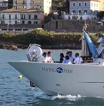 La Processione a Mare di San Vito Chietino è un evento che affonda le radici nella tradizione religiosa e popolare della zona, rappresentando un momento di grande devozione per la comunità locale. Ogni anno, l’ultimo fine settimana di luglio, il borgo di San Vito Chietino si trasforma in un palcoscenico di fede e bellezza naturale, mentre i fedeli si preparano a celebrare la Madonna del Porto. La cittadina, che si affaccia sulla splendida costa dei Trabocchi, con il mare Adriatico che bagna le sue spiagge, offre un’atmosfera unica, in cui il paesaggio naturale si fonde con il raccoglimento religioso. La processione si svolge in mare, un rito che unisce il mare alla spiritualità, in un contesto in cui la natura e la fede si intrecciano. La celebrazione ha il suo momento culminante nella processione notturna, quando le barche addobbate con fiori e luci si radunano nel porto per trasportare la statua della Madonna in mare. L'intera scena è caratterizzata dalla presenza di centinaia di barche che, silenziose e illuminate, si avviano verso il mare aperto. I fedeli, a bordo delle imbarcazioni, pregano e cantano canti religiosi in onore della Madonna, creando un’atmosfera mistica che avvolge tutti i partecipanti. La devozione si fa palpabile mentre le barche, quasi sospese nell’acqua, percorrono il tragitto previsto, seguite da un lungo corteo che si snoda lungo la costa. La posizione geografica di San Vito Chietino contribuisce a rendere la processione ancora più suggestiva. Il paese, situato su un promontorio che si affaccia sull'Adriatico, offre una vista mozzafiato che spazia dalla Majella fino al Gargano. La costa dei Trabocchi, con i suoi trabocchi storici che si stagliano sulla superficie del mare, è il contesto ideale per questa manifestazione che mescola religiosità e bellezza naturale. La presenza di questi antichi strumenti di pesca rende il paesaggio ancora più affascinante, poiché collegano il passato della comunità con il presente, proprio come la tradizione che continua a essere tramandata di generazione in generazione. Nel corso della festa, la gastronomia locale gioca un ruolo importante nel creare un legame tra il sacro e il profano. I piatti tipici della cucina marinara, come il "brodetto di pesce alla sanvitese", vengono preparati e offerti ai partecipanti, che possono gustare il meglio delle tradizioni culinarie del mare Adriatico. La semplicità dei piatti, spesso a base di pesce fresco, riflette lo spirito genuino della festa, che celebra sia la bellezza naturale che la cultura gastronomica del territorio. La convivialità si intreccia con la spiritualità, creando un'esperienza completa per chi prende parte alla festa. La Processione a Mare di San Vito Chietino non è solo un rito religioso, ma anche una manifestazione di folclore popolare che conserva intatte le tradizioni del paese. Ogni anno, numerosi turisti e pellegrini giungono a San Vito Chietino per vivere un’esperienza unica, che unisce la fede, la bellezza naturale e la cultura locale. L'evento rappresenta un'importante occasione di identità collettiva, in cui la comunità si riunisce per celebrare la Madonna del Porto e la storia secolare di San Vito Chietino. Concludendo, questa processione è un appuntamento imperdibile per chi desidera immergersi nelle tradizioni più autentiche della provincia di Chieti, dove il mare, la religione e la cultura si incontrano in una festa che celebra la vita e la fede.