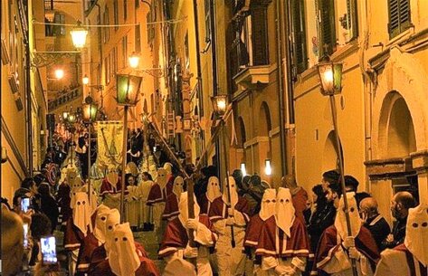 Le rappresentazioni delle tradizioni e del folklore nella provincia di Chieti sono una vivace espressione della ricchezza culturale di questo territorio. Ogni celebrazione, festa o rito popolare rivela una profonda connessione tra le comunità locali, la loro storia e il paesaggio che le circonda. Le processioni religiose sono tra le più significative rappresentazioni del folklore, trasformando le strade in luoghi di profonda devozione e partecipazione collettiva. Durante la Settimana Santa, le città e i borghi della provincia diventano teatri di emozionanti riti sacri, in cui la spiritualità si mescola con la teatralità popolare. Musiche e canti tradizionali, tramandati oralmente, amplificano l’atmosfera di sacralità, come nel caso della processione del Venerdì Santo a Chieti. Le feste popolari spesso celebrano i cicli naturali e la vita contadina, offrendo momenti di condivisione che combinano cibo, musica e danze tradizionali. In queste occasioni, vengono evocati gesti e riti legati al passato, che raccontano storie di lavoro, abbondanza e gratitudine verso la terra. Le rievocazioni storiche, con costumi d’epoca e rappresentazioni di episodi significativi del passato locale, trasportano il pubblico in epoche lontane, rafforzando il legame con le radici culturali del territorio. Questi eventi sono spesso accompagnati da mercati artigianali e spettacoli di artisti locali, che aggiungono vitalità e autenticità all’esperienza. La musica tradizionale, con strumenti come la zampogna, l’organetto e il tamburello, gioca un ruolo centrale, animando piazze e vie durante le celebrazioni. I canti popolari, ricchi di storia e significato, raccontano la vita quotidiana e i sentimenti delle generazioni passate, mantenendo vivo il dialogo tra passato e presente. Anche l’artigianato locale fa parte integrante delle rappresentazioni del folklore. La lavorazione della ceramica, del rame e del ferro battuto viene presentata durante fiere e manifestazioni, mettendo in luce le abilità manuali tramandate attraverso i secoli. Le sagre e i festival dedicati ai prodotti tipici diventano momenti di convivialità, in cui i sapori tradizionali si intrecciano con la narrazione delle usanze locali. Questi eventi trasformano il folklore in un'esperienza sensoriale che coinvolge abitanti e visitatori, rafforzando il senso di appartenenza e condivisione. Ogni rappresentazione delle tradizioni e del folklore in provincia di Chieti è una celebrazione del patrimonio culturale, un ponte tra passato e presente che valorizza l’identità di questa terra e delle sue comunità.