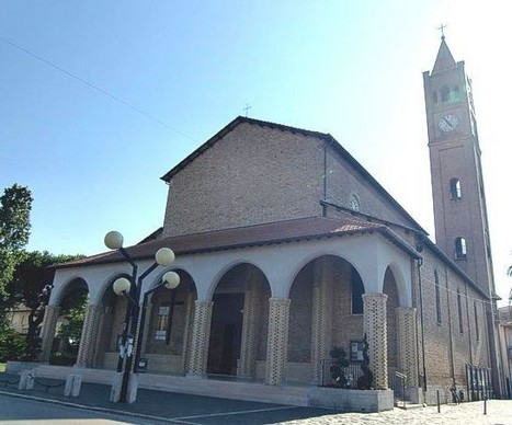 La Chiesa del Sacro Cuore di Gesù a Martinsicuro (Te) La Chiesa del Sacro Cuore di Gesù di Martinsicuro è un luogo di culto che ha svolto un ruolo centrale nella vita religiosa della comunità fin dalla sua costruzione. Il culto del Sacro Cuore di Gesù ha una lunga tradizione nella chiesa cattolica, ed è stato un tema di particolare importanza anche nella parrocchia di Martinsicuro. Il culto si fonda sulla devozione al cuore di Gesù come simbolo dell'amore divino per l'umanità. Nel contesto di questa chiesa, il culto è vissuto come un’occasione di profonda riflessione sulla misericordia e sul sacrificio di Cristo, valori che vengono trasmessi durante le celebrazioni e gli incontri di preghiera. Ogni anno, la festa del Sacro Cuore di Gesù viene celebrata con grande solennità. Questa festività, che cade ogni anno nel mese di giugno, è un momento di particolare raccoglimento per la comunità. Durante la celebrazione, la chiesa si riempie di fedeli che partecipano alla Messa, pregando e rinnovando la loro devozione al Sacro Cuore. Le celebrazioni sono accompagnate da canti liturgici, preghiere e momenti di adorazione che rafforzano il legame spirituale tra i partecipanti e il cuore di Cristo. Questo evento rappresenta uno dei momenti di maggiore partecipazione religiosa dell’anno. Il culto del Sacro Cuore di Gesù nella chiesa di Martinsicuro ha anche un profondo significato di carità e solidarietà. Ogni anno, infatti, durante la festa del Sacro Cuore, vengono organizzate iniziative a scopo benefico, che riflettono i valori di amore e compassione che il culto promuove. La parrocchia si impegna a sostenere le persone in difficoltà, e molti dei fedeli si uniscono a queste iniziative con l'intento di fare del bene alla comunità. Questa componente sociale del culto è vista come un'estensione naturale della spiritualità che ruota attorno alla figura del Sacro Cuore, che si è sempre legato all'idea di un amore che si traduce in atti concreti di sostegno reciproco. Nel corso dell’anno, il culto del Sacro Cuore di Gesù è anche celebrato attraverso la preghiera quotidiana e le messe settimanali. Ogni primo venerdì del mese, infatti, molti fedeli partecipano alla Messa dedicata al Sacro Cuore, una tradizione che ricorda il legame speciale tra Gesù e la sua Chiesa. Questi incontri, sebbene meno affollati rispetto alla festa annuale, rappresentano per la comunità un’occasione di rinnovamento spirituale e di impegno continuo nella propria vita cristiana. La celebrazione del culto in questi momenti più intimi crea una connessione profonda tra i partecipanti e l'amore divino che il Sacro Cuore simboleggia. Un altro aspetto importante del culto nella Chiesa del Sacro Cuore di Gesù è l’adorazione eucaristica, che occupa un posto rilevante nella vita parrocchiale. I momenti di adorazione, durante i quali i fedeli si radunano per pregare di fronte al Santissimo Sacramento, sono occasioni speciali per riflettere sull’amore e sul sacrificio di Gesù. Questi momenti di meditazione e preghiera personale sono intesi come atti di offerta e di speranza, che rafforzano il cammino di fede individuale e comunitario. L'adorazione eucaristica, dunque, è un’estensione naturale del culto del Sacro Cuore, in quanto rappresenta un incontro intimo con Cristo e con il suo amore eterno. Infine, la Chiesa del Sacro Cuore di Gesù è anche un luogo di catechesi, dove i fedeli vengono accompagnati nella comprensione e nella crescita del loro culto attraverso insegnamenti biblici e spirituali. I giovani e gli adulti sono invitati a riflettere sulla centralità del Sacro Cuore nella vita cristiana, ricevendo catechesi e spiritualità che li aiutano a vivere con maggiore consapevolezza e impegno il proprio cammino di fede. In questo senso, la chiesa diventa non solo un luogo di culto, ma anche un centro di formazione e di educazione spirituale che accompagna la comunità lungo il percorso di crescita cristiana.