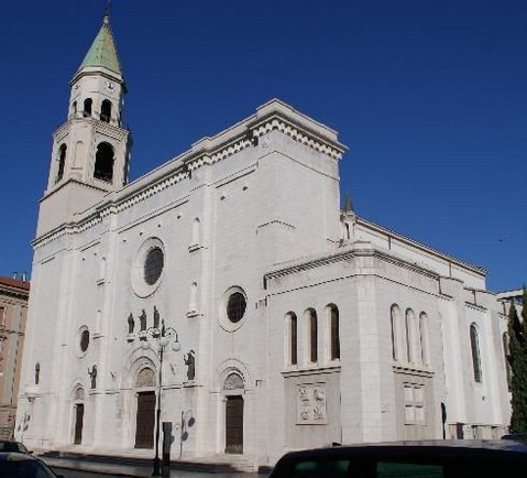 La Cattedrale di San Cetteo a Pescara è il cuore pulsante della vita religiosa della città e un luogo di profonda devozione per i fedeli della provincia. Dedicata al santo patrono, San Cetteo, la chiesa rappresenta un punto di riferimento per la comunità cattolica locale. San Cetteo, venerato come protettore di Pescara, è oggetto di particolare venerazione durante le celebrazioni liturgiche e nelle occasioni solenni, che vedono la partecipazione corale della popolazione. La cattedrale è anche il fulcro delle principali cerimonie religiose cittadine, compresi matrimoni, battesimi e altre ricorrenze sacre. Il culto di San Cetteo è radicato nella tradizione locale e trova la sua massima espressione durante la festa patronale del 10 ottobre. In questa data, la città si riunisce in preghiera e partecipazione collettiva, dando vita a processioni suggestive che attraversano le vie del centro. La celebrazione culmina con una solenne messa in cattedrale, durante la quale vengono ricordate la vita e le opere del santo. Questi momenti non solo rafforzano il legame tra i fedeli e il loro patrono, ma alimentano anche un senso di comunità e identità condivisa. All’interno della cattedrale, i fedeli trovano un luogo di raccoglimento e riflessione spirituale. La sobrietà architettonica e la presenza di opere d’arte sacra, come il dipinto di San Francesco e il sarcofago della madre di Gabriele D’Annunzio, contribuiscono a creare un’atmosfera di profonda spiritualità. I sacerdoti della cattedrale svolgono un ruolo centrale nell’accompagnare i fedeli nel loro percorso di fede, offrendo momenti di catechesi, confessioni e celebrazioni eucaristiche che scandiscono il ritmo della vita religiosa locale. Oltre alla funzione liturgica, la Cattedrale di San Cetteo è anche un luogo di incontro per la comunità, ospitando eventi culturali e iniziative caritative promosse dalla diocesi. Questi aspetti rafforzano il ruolo della cattedrale come spazio non solo sacro, ma anche sociale, capace di unire fede e solidarietà. Con il suo patrimonio spirituale e culturale, la cattedrale continua a rappresentare un simbolo di speranza e un punto di riferimento per generazioni di pescarese.