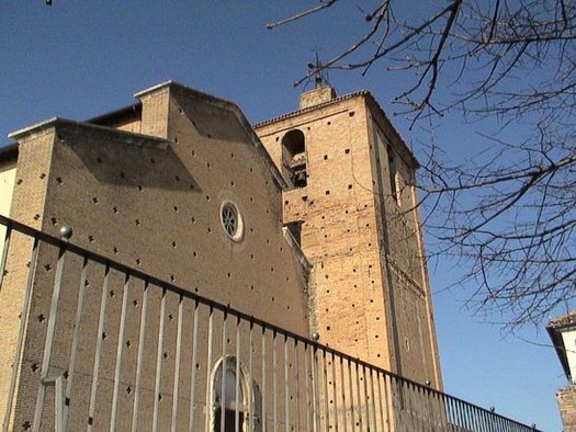La Cattedrale di San Massimo e di Santa Maria Regina degli Angeli a Penne (Pe) Il culto nella Cattedrale di San Massimo e di Santa Maria Regina degli Angeli di Penne ha radici profonde nella storia religiosa della città e si sviluppa attorno alla venerazione dei santi che ne caratterizzano il nome. San Massimo, vescovo e martire, è il santo patrono di Penne, e il suo culto è particolarmente sentito dalla comunità locale, che lo celebra con solennità in occasione della sua festa, il 14 gennaio. La figura di San Massimo è considerata un esempio di fede e devozione, e la sua memoria è mantenuta viva attraverso le preghiere, le processioni e le celebrazioni liturgiche che si svolgono all’interno della cattedrale. Accanto a San Massimo, la devozione a Santa Maria Regina degli Angeli costituisce un altro pilastro del culto della cattedrale. La Madonna è venerata come protettrice della città e della diocesi, e la sua figura materna è fonte di speranza e intercessione per i fedeli. Ogni anno, in particolare durante il mese di maggio, mese tradizionalmente dedicato alla Vergine, la cattedrale ospita celebrazioni mariane che attirano numerosi pellegrini e devoti, creando un’atmosfera di profonda spiritualità. L’immagine di Maria Regina degli Angeli, presente in diverse raffigurazioni artistiche all’interno della chiesa, rappresenta il punto di riferimento per il culto mariano, che accompagna i momenti di preghiera e riflessione. La cattedrale non è solo un luogo di culto festivo, ma anche uno spazio di preghiera quotidiana per la comunità di Penne. Ogni giorno, i fedeli si raccolgono per partecipare alle messe e per pregare, trovando nella quiete dell’edificio sacro un angolo di serenità e di contatto con il divino. Le celebrazioni liturgiche, che si svolgono regolarmente, sono occasione per rinnovare il legame con la tradizione cristiana e per approfondire la propria fede. La presenza della cattedrale come luogo di culto permanente rende Penne un centro di spiritualità attivo, dove ogni aspetto della vita religiosa è vissuto con grande partecipazione e fervore. Oltre alla dimensione liturgica, la cattedrale rappresenta anche un punto di incontro per la comunità, dove si celebrano eventi religiosi e manifestazioni culturali che arricchiscono il patrimonio spirituale e sociale della città. Ogni anno, oltre alle tradizionali festività, la chiesa ospita concerti e iniziative culturali che contribuiscono a mantenere viva la relazione tra fede e cultura. Il culto nella Cattedrale di San Massimo e di Santa Maria Regina degli Angeli, quindi, non è solo un aspetto religioso, ma anche un elemento di coesione per la comunità di Penne, che trova nella sua chiesa madre un luogo di incontro, riflessione e celebrazione della propria identità.