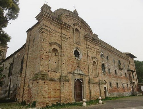 Il Convento di San Panfilo Fuori Le Mura a Spoltore (Pe) Il Convento di San Panfilo Fuori Le Mura, situato a Spoltore, è da secoli un importante centro di culto per la comunità locale e per i pellegrini che giungono a visitarlo. La sua consacrazione a San Panfilo, martire cristiano, ha dato vita a un profondo legame spirituale tra la chiesa e la popolazione di Spoltore e dei paesi limitrofi. La devozione al santo ha radici profonde, celebrata ogni anno con solenni funzioni religiose che attraggono numerosi fedeli. Il convento non è solo un luogo di preghiera, ma anche un centro di evangelizzazione, dove i frati francescani hanno svolto per secoli attività di formazione spirituale e di assistenza a chi era in difficoltà. Il culto di San Panfilo ha avuto una notevole influenza sulla vita religiosa di Spoltore, rafforzando il legame tra la comunità e la figura del santo martire. La chiesa del convento è il cuore pulsante di questo culto, dove vengono celebrate messe e sacramenti, e dove ogni anno si tiene una festa in onore del santo, caratterizzata da processioni e momenti di riflessione spirituale. La figura di San Panfilo, simbolo di fede e resistenza, ha ispirato generazioni di credenti, che lo invocano come protettore e intercessore nelle difficoltà della vita quotidiana. Nel corso dei secoli, il convento ha ospitato numerosi frati che si sono dedicati alla cura delle anime e alla diffusione della parola di Dio. I frati francescani, seguendo il carisma di San Francesco d'Assisi, hanno fatto del convento un luogo di accoglienza e di spiritualità, un rifugio per chi cercava conforto nelle difficoltà e un punto di riferimento per la preghiera comunitaria. Il culto non si è limitato alle celebrazioni liturgiche, ma si è esteso anche alle opere di carità, seguendo l’esempio di San Francesco, che insegnava l'amore per il prossimo, soprattutto per i poveri e i sofferenti. Ancora oggi, il Convento di San Panfilo Fuori Le Mura mantiene viva la tradizione del culto e della preghiera, attirando visitatori non solo per la sua bellezza architettonica, ma anche per la sua atmosfera di spiritualità. Il santuario è diventato un luogo di riflessione e di tranquillità per chi cerca un incontro con la propria fede, lontano dalla frenesia della vita moderna. La devozione a San Panfilo continua a rappresentare un pilastro della religiosità di Spoltore, testimoniando la vitalità di un culto che resiste nel tempo e che arricchisce spiritualmente la comunità.