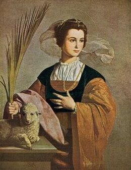 Sant'Agnese La festa di Sant'Agnese e delle Malelingue, che si svolge ogni anno il 21 gennaio a L’Aquila, è una tradizione che affonda le sue radici in antichi eventi storici e culturali. Questo giorno, dedicato alla giovane martire cristiana Sant'Agnese, è celebrato con un mix di sacro e profano che affascina tanto i locali quanto i visitatori. La festa è legata in particolare alla figura delle "malelingue", cioè quelle persone che, nel corso dei secoli, hanno diffuso pettegolezzi, critiche e voci velenose all’interno della comunità aquilana. La storia della festa si intreccia con il folklore locale e con la tradizione di rendere omaggio a una santa che, con la sua morte cruenta, rappresenta un simbolo di purezza e di lotta contro le ingiustizie. Le origini della festa sono avvolte nel mistero, ma una delle versioni più diffuse racconta di un episodio che ha avuto luogo nei primi anni della fondazione della città. Si narra che alcuni cittadini si riunissero in locande e osterie per sparlare dei potenti dell'epoca, alimentando così le voci e le maldicenze. Questo comportamento portò alla loro condanna e all'esilio, decretato il 21 gennaio, giorno di Sant'Agnese. Dopo sei mesi, a seguito delle pressioni delle madri e delle mogli dei protagonisti, il gruppo fu riammesso in città con la promessa di non continuare a diffondere pettegolezzi. Da questo episodio nacque l’usanza di celebrare Sant'Agnese come protettrice delle "malelingue", dando origine a una tradizione che si è mantenuta viva nei secoli. Nel corso del tempo, la festa di Sant'Agnese ha preso una piega goliardica, con il coinvolgimento di confraternite che si riuniscono per eleggere cariche sociali e divertirsi con un’atmosfera di satira e scherno. Ogni anno, in occasione della festa, vengono create figure e personaggi che ironizzano sulle debolezze umane e sulla maldicenza stessa. Le confraternite dei "Devoti di Sant'Agnese" sono uno degli aspetti più importanti di questa celebrazione, e attraverso di esse la tradizione continua a vivere in modo vivace, con eventi che esprimono il lato scherzoso e irriverente della comunità aquilana. Alcuni dei ruoli più curiosi che vengono attribuiti durante la festa sono simboli di potere e di ironia, come "ju Presidente" e "la Lengua Zozza". Il simbolo della festa, legato alla confraternita, è quello di un vecchio uomo con una rosa in bocca, che rappresenta il "ben parlare" come contraltare alla maldicenza. La scultura da cui nasce questa figura risale al XV secolo ed è visibile in un palazzo storico della città, dove l’immagine del "vecchione" con la lingua metallica simboleggia il pericolo della lingua malvagia. Questo simbolo è stato scelto per ricordare il potere distruttivo della maldicenza, ma anche il valore di una parola saggia e giusta. La figura di Socrate, spesso associata a questo mascherone, è un richiamo alla filosofia del buon parlare, un invito a riflettere sulle parole che si usano. La festa si conclude con un senso di comunità che mescola la tradizione religiosa con quella goliardica. Sebbene Sant'Agnese sia venerata per il suo martirio e la sua purezza, la festa di L'Aquila è diventata un’occasione per ridere delle ipocrisie sociali e per celebrare la vivacità della cultura aquilana. In questo giorno, la città si trasforma in un palcoscenico dove la satira e l’ironia diventano protagoniste. La figura di Sant'Agnese, quindi, non è solo un simbolo di santità e purezza, ma anche un segno di resistenza contro l'ingiustizia e la maldicenza, un tema che continua a essere attuale nel folklore aquilano e nella sua tradizione popolare.