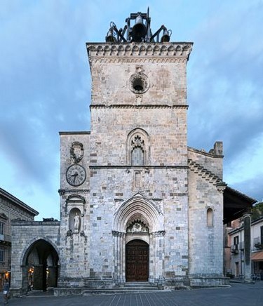 Il culto della Chiesa di Santa Maria Assunta a Guardiagrele è profondamente radicato nella storia religiosa della comunità. La chiesa è da secoli un importante centro di devozione mariana, dedicata all’Assunzione della Vergine, un evento che la Chiesa celebra ogni anno il 15 agosto. Questa festa rappresenta il culmine del culto della Madonna, con una serie di celebrazioni liturgiche che attirano numerosi fedeli. La devozione alla Madonna Assunta è particolarmente sentita dalla comunità di Guardiagrele, che ogni anno si riunisce per onorare la Vergine con una solenne processione e una messa speciale, manifestando così la propria fede e il proprio legame spirituale con il santo luogo. La tradizione religiosa di questa chiesa affonda le radici nel Medioevo, quando la comunità iniziò a rendere omaggio alla Vergine attraverso riti e preghiere quotidiane. La Chiesa di Santa Maria Assunta, infatti, è sempre stata un punto di riferimento per i fedeli locali, che vi si recavano per pregare, chiedere grazie e trovare conforto spirituale. Nei secoli, la chiesa ha continuato a mantenere un ruolo centrale nella vita religiosa di Guardiagrele, testimoniando la costante vivacità della fede cristiana nel paese. Oltre alla festa dell’Assunzione, la chiesa è anche luogo di preghiera quotidiana, dove si celebrano le messe e si offrono momenti di riflessione spirituale. Ogni anno, molti devoti vi si recano per pregare in occasione di particolari ricorrenze mariane e per chiedere l’intercessione della Vergine in situazioni di difficoltà. Il culto della Madonna Assunta è, infatti, associato alla protezione e alla benedizione divina, e la chiesa rappresenta un rifugio per chi cerca conforto nelle sue preghiere. Il culto della Chiesa di Santa Maria Assunta non è solo un momento di devozione individuale, ma anche una festa che coinvolge tutta la comunità di Guardiagrele. Le celebrazioni, infatti, sono un’occasione per rafforzare i legami tra i fedeli e per vivere insieme la gioia della fede. La bellezza spirituale di questo culto, che continua a suscitare grande partecipazione, rappresenta un segno tangibile della vitalità religiosa di Guardiagrele e della costante devozione alla Madonna Assunta, che da secoli guida e protegge la comunità.
