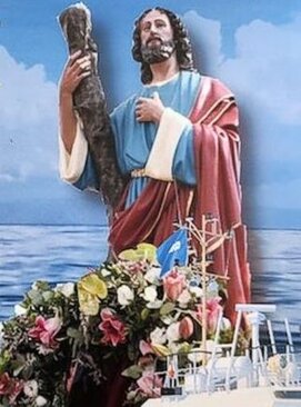 Festa di Sant’Andrea a Pescara (Pe). La Festa di Sant’Andrea a Pescara rappresenta una delle manifestazioni più sentite dalla comunità locale, un evento che fonde tradizione, fede e folklore. La celebrazione, che si tiene l’ultima domenica di luglio, è dedicata a Sant’Andrea Apostolo, patrono dei pescatori. Le sue origini risalgono al 1867, quando nel borgo marino di Castellammare Adriatico fu eretta una chiesa in suo onore. Questo periodo segnò anche un’importante trasformazione per la città, che da roccaforte militare si convertì progressivamente a un centro economico e marittimo. La festività ha mantenuto intatto il suo spirito religioso e popolare, diventando nel tempo un appuntamento imperdibile per i pescaresi e per i numerosi turisti. Ogni anno, la festa si apre con una cerimonia religiosa che culmina con la tradizionale processione in mare. La statua di Sant’Andrea, portata in spalla dai fedeli, viene condotta fino alla riva del porto canale, dove viene imbarcata su un peschereccio appositamente addobbato. L’uscita in mare è un momento suggestivo e solenne, con una flottiglia di imbarcazioni che accompagna il santo lungo la costa. Il percorso prosegue fino alle acque antistanti Montesilvano, dove viene lanciata una corona di fiori in onore dei caduti in mare, rendendo omaggio alla memoria di quanti hanno perso la vita nel duro mestiere della pesca. La Festa di Sant’Andrea non è solo un evento religioso, ma anche un’importante occasione per valorizzare le tradizioni marinare e folcloristiche di Pescara. La città si anima con spettacoli, concerti e rievocazioni storiche che raccontano la vita dei pescatori e il loro legame con il mare. Le strade si riempiono di colori, musica e suoni che richiamano le antiche usanze del popolo marinaro, mentre le imbarcazioni, decorate con bandiere e festoni, conferiscono al porto un’atmosfera di festa e condivisione. Un elemento centrale della festa è la gastronomia, con stand e bancarelle che propongono specialità tipiche a base di pesce fresco. Il profumo delle grigliate e dei piatti tradizionali si diffonde lungo il porto, invitando cittadini e turisti a degustare le eccellenze locali. Questa componente culinaria aggiunge un ulteriore elemento di richiamo, facendo della festa un’occasione per celebrare non solo la fede, ma anche la cultura gastronomica abruzzese, profondamente legata alle risorse del mare. Il momento più atteso della manifestazione è senza dubbio lo spettacolo pirotecnico che si tiene la sera dell’ultimo giorno di festa. A mezzanotte, il cielo sopra il litorale si illumina con scenografici fuochi d’artificio che creano giochi di luce spettacolari, riflettendosi sulle acque dell’Adriatico. Questo evento segna la conclusione della festa con un tripudio di colori e suoni, lasciando un ricordo indelebile nei cuori di tutti i partecipanti e rinnovando, anno dopo anno, lo spirito di devozione e appartenenza alla comunità pescarese.