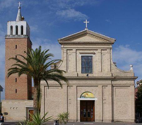 Il culto presso la Parrocchia di Sant’Antonio di Padova a Montesilvano si fonda su una profonda devozione al santo patrono, considerato da sempre un simbolo di intercessione e protezione. Fin dalla sua fondazione, la chiesa ha rappresentato un centro spirituale per la comunità, accogliendo fedeli che si riuniscono in preghiera per invocare l’aiuto e il conforto di Sant’Antonio. Le celebrazioni liturgiche, curate con grande attenzione, si svolgono regolarmente e comprendono la messa domenicale, i sacramenti e momenti di preghiera comunitaria, che rinsaldano il legame tra i fedeli e la figura del santo. Uno dei momenti più significativi del culto è rappresentato dalla festa patronale di Sant’Antonio, celebrata ogni anno con grande partecipazione. Durante questa ricorrenza, la comunità si riunisce per rendere omaggio al santo attraverso processioni solenni, liturgie speciali e eventi culturali. La processione, che attraversa le strade del quartiere, vede la statua di Sant’Antonio portata in trionfo dai fedeli, accompagnata da preghiere e canti devozionali. Questo momento di raccoglimento e festa rafforza il senso di appartenenza e identità della comunità parrocchiale. La parrocchia dedica inoltre particolare attenzione alla formazione spirituale e al coinvolgimento dei giovani. Attraverso il catechismo e i gruppi parrocchiali, si trasmettono i valori cristiani e si promuove una partecipazione attiva alla vita della chiesa. I bambini e i ragazzi, attraverso incontri, attività e celebrazioni, imparano a conoscere e vivere il messaggio di Sant’Antonio, simbolo di carità e amore verso il prossimo. Queste iniziative contribuiscono a mantenere viva la tradizione del culto, adattandola alle necessità delle nuove generazioni. Accanto alla dimensione spirituale, il culto nella parrocchia si esprime anche attraverso opere di carità e solidarietà, in linea con l’esempio del santo. La comunità si impegna attivamente nell’aiuto ai bisognosi, organizzando raccolte alimentari, iniziative di sostegno alle famiglie in difficoltà e momenti di condivisione. Questo spirito di servizio riflette pienamente il cuore del culto di Sant’Antonio, che continua a ispirare i fedeli nel vivere la loro fede in modo concreto e tangibile, trasformando la devozione in azione.