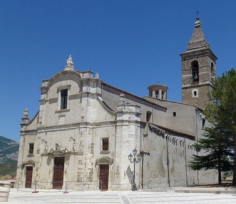 Il culto di Sant'Eustachio Martire è strettamente legato alla Chiesa di Sant'Eustachio Martire di Tocco da Casauria, che rappresenta un importante punto di riferimento religioso per la comunità locale. La figura di Sant'Eustachio, un martire cristiano che secondo la tradizione fu convertito sulla via della caccia, è venerata in molte parti d'Italia, ma a Tocco da Casauria la sua figura ha un significato particolare. La chiesa, che gli è dedicata, è diventata nel corso dei secoli il centro di una forte devozione popolare, celebrata con grande solennità sia a livello liturgico che festivo. Ogni anno, il 20 settembre, la chiesa ospita la festa di Sant'Eustachio, evento che coinvolge l'intera comunità e richiama numerosi fedeli anche dai paesi limitrofi. Le celebrazioni includono una serie di rituali religiosi, come la messa solenne, la processione del santo per le vie del paese e momenti di preghiera comunitaria. Durante questo giorno, la chiesa diventa il cuore pulsante della devozione, accogliendo una grande folla che si raccoglie in preghiera per chiedere la protezione e l'intercessione del santo. Il culto di Sant'Eustachio Martire è particolarmente radicato nella tradizione di Tocco da Casauria, dove la figura del santo viene invocata per proteggere la comunità dalle difficoltà e dalle calamità. Oltre alla festa liturgica, il culto si esprime anche in altri momenti dell'anno attraverso le preghiere e la venerazione dell'immagine del santo, che viene spesso esposta per essere ammirata dai fedeli. La chiesa stessa, con il suo antico altare e i suoi affreschi, rappresenta un luogo privilegiato per la preghiera e la riflessione spirituale. Nel corso dei secoli, il culto di Sant'Eustachio Martire ha contribuito a mantenere viva la fede cristiana nella zona, trasformando la chiesa in un punto di riferimento non solo religioso, ma anche sociale. Oltre alla devozione popolare, il culto ha influito sul tessuto culturale di Tocco da Casauria, legandosi a tradizioni locali che ancora oggi vengono celebrate con grande partecipazione. La Chiesa di Sant'Eustachio continua ad essere un luogo di preghiera e di aggregazione per tutti coloro che cercano conforto spirituale e desiderano rendere omaggio al santo patrono del paese.