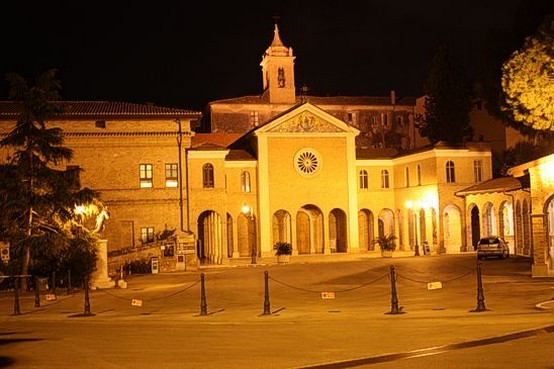 Il Santuario della Madonna dello Splendore a Giulianova (Te) Il culto della Madonna dello Splendore, profondamente radicato nella tradizione religiosa di Giulianova e della provincia di Teramo, rappresenta una delle espressioni più vive della devozione mariana in Abruzzo. Questo culto si origina dalla miracolosa apparizione della Vergine Maria al contadino Bertolino nel 1557, un evento che non solo ha segnato la nascita del santuario, ma ha anche dato avvio a un legame spirituale intenso tra la comunità e la Madonna. Da allora, la Madonna dello Splendore è venerata come protettrice e dispensatrice di grazie, attirando pellegrini da tutta Italia. La sorgente miracolosa, indicata dalla Madonna durante l’apparizione, è diventata uno dei simboli centrali del culto. L’acqua che sgorga da questa fonte è considerata benedetta e molti fedeli vi si recano in cerca di guarigione fisica e spirituale. La fonte è tuttora un luogo di preghiera e raccoglimento, con i pellegrini che attingono l’acqua per sé e per i propri cari, portandola anche lontano come segno di fede e speranza. La fama di questa sorgente ha contribuito a consolidare il santuario come luogo di pellegrinaggio mariano. Ogni anno, il 22 aprile, si celebra la festa della Madonna dello Splendore, una ricorrenza che riunisce la comunità locale e migliaia di fedeli in un evento di grande intensità spirituale e sociale. La giornata inizia con funzioni religiose solenni e culmina in una processione in cui l’immagine della Madonna viene portata per le vie di Giulianova. Questo momento rappresenta un’occasione di profonda comunione tra i partecipanti, che rinnovano la loro fede e la loro devozione alla Madonna. Il culto mariano presso il santuario si manifesta anche attraverso pratiche quotidiane, come le preghiere individuali, le confessioni e le messe celebrate dai frati cappuccini, custodi del luogo sacro. La presenza dei religiosi, che guidano spiritualmente i pellegrini, assicura che il santuario rimanga un centro vivo di fede e carità. Le iniziative pastorali e i momenti di riflessione organizzati durante l’anno rafforzano il legame dei fedeli con la Madonna dello Splendore e il suo messaggio di pace e speranza. Un altro elemento significativo del culto è rappresentato dalle testimonianze di grazie ricevute, conservate sotto forma di ex voto all’interno del santuario. Questi segni di riconoscenza, che includono oggetti, dipinti e iscrizioni, raccontano storie di miracoli e protezione attribuiti alla Madonna. Essi sono una testimonianza tangibile della fede dei devoti e del potere intercessorio della Vergine, continuando a ispirare chiunque visiti il santuario. Il culto della Madonna dello Splendore è dunque un intreccio di fede, storia e tradizione, che non solo conserva viva una devozione secolare, ma la rinnova costantemente attraverso la partecipazione e il fervore dei fedeli. Questo santuario, con la sua sorgente miracolosa e le celebrazioni che vi si svolgono, è un simbolo di speranza e spiritualità, un luogo dove i pellegrini trovano conforto, guarigione e una rinnovata forza interiore nel segno della Madonna.