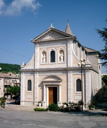 Il Santuario della Madonna del Carmine a Tornareccio (Ch) Il culto della Madonna del Carmine a Tornareccio è un elemento centrale nella vita spirituale della comunità locale. La devozione alla Madonna, sotto il titolo del Carmine, risale a secoli fa e ha trovato espressione nel santuario che ancora oggi accoglie numerosi fedeli. La Madonna del Carmine è considerata una figura protettrice, che intercede per il popolo in momenti di difficoltà e pericolo. La tradizione popolare attribuisce alla sua intercessione la capacità di ottenere grazie, protezione e guarigioni, facendo del santuario un luogo di pellegrinaggio per chi cerca conforto nella sua fede. Ogni anno, il 16 luglio, la comunità di Tornareccio celebra la festa della Madonna del Carmine, un evento di grande importanza religiosa. In questa giornata, il paese si riempie di fedeli, che partecipano alla messa solenne e alla processione che attraversa le strade del paese. La statua della Madonna del Carmine viene portata in processione, simbolo della protezione che la Vergine offre alla comunità. La celebrazione rappresenta non solo un atto di devozione religiosa, ma anche un momento di coesione per il paese, che si unisce nella preghiera e nella celebrazione. Il culto della Madonna del Carmine è sempre stato strettamente legato alla vita quotidiana dei residenti di Tornareccio. La chiesa e il santuario non sono solo luoghi di culto durante le festività, ma sono anche un punto di riferimento quotidiano per la preghiera e la riflessione. Molti fedeli si recano al santuario per pregare in silenzio, chiedendo protezione o gratitudine per le grazie ricevute. La presenza costante della Madonna del Carmine nella vita della comunità è segno di un legame profondo tra il popolo e la sua patrona, che rappresenta un faro di speranza e fede. Oggi, il culto della Madonna del Carmine continua a essere un pilastro della spiritualità di Tornareccio. La chiesa, con la sua storia e la sua atmosfera di sacralità, rimane un luogo di preghiera vivace e costantemente frequentato. La comunità, pur evolvendosi nel tempo, mantiene viva la tradizione di venerare la Madonna del Carmine, che rappresenta non solo un simbolo di protezione spirituale, ma anche un'importante radice di identità culturale e religiosa. Il santuario è quindi un segno tangibile di come la fede possa durare nel tempo, adattandosi alle esigenze dei fedeli pur mantenendo la sua essenza intatta. Il Santuario della Madonna del Carmine (Tornareccio) L’edificazione della chiesa è dovuta in seguito ad un’apparizione della Madonna a 2 ragazzine che pascolavano i maiali nel “Colle della Porcareccia”. Secondo la tradizione locale, la Madonna sarebbe apparsa il 30 agosto, sempre secondo la tradizione la Madonna garantì il debellamento dell’epidemia di colera che aveva colpito il paese se le fosse dedicato un tempio, edificazione che avvenne poco tempo dopo a spese accollate totalmente dai cittadini. All’interno viene conservato il tronco d’acero ove apparve la Madonna. L’anno di apparizione è tuttora al vaglio di studi, ma documentazioni attestano che sia avvenuta nella prima metà del XVI secolo in quanto la chiesa risulta attestata da documentazioni già nel 1568, anno della 1ª visita pastorale documentata a Tornareccio. La chiesa venne ristrutturata sul finire del XIX secolo di nuovo con spese a carico dei cittadini di Tornareccio, lavori che ampliarono la vecchia struttura nell’odierna a 3 navate con navata principale a croce latina. I lavori iniziarono nel 1886 per terminare nel 1897, data certificata da un’iscrizione su un architrave posta sulla facciata d’accesso. Il campanile risulta essere successivo (1937-1949). Della struttura originaria ne rimane solo l’altare maggiore ov’è la statua della Madonna. Secondo una leggenda popolare di Tornareccio la statua non dev’essere mai spostata dalla sua nicchia altrimenti causa sciagure, sventure e disgrazie. La struttura attuale è voluta del successivo restauro voluto negli anni ottanta dall’allora parroco, restauro terminato solo recentemente. I restauri sono stati guidati da Gennaro Bravo di Atessa e di nuovo col finanziamento della popolazione della cittadina abruzzese. Nel 1997 è stato celebrato il centenario della sua ricostruzione. In quest’occasione molta gente si recava nel santuario per ottenere l’indulgenza plenaria. L’interno: Nell’interno è conservato una statua lignea della Madonna opera di Gian Francesco Gagliardelli, scultore di Città Sant’Angelo, attivo in Abruzzo nel XV secolo. Lo stile di questa scultura è simile a quella conservata nella chiesa di Santa Maria Mater Domini di Chieti, le 2 sculture paiono formare un dittico. In un secondo momento venne posto il bambinello sulla Madonna di Tornareccio. Altre statue poste all’interno sono quelle di Sant’Apollonia e Santa Lucia. Inoltre vi sono 2 tele di Gennaro Bravo nel presbiterio di cui una raffigurante San Vincenzo Ferrer. A destra dell’ingresso vi è l’organo degli anni quaranta. Al posto delle originarie camere sepolcrali è stata costruita una cripta sulla cui scalinata sono stati posti degli ex voto di gente proveniente anche dal di fuori del paese stesso. L’esterno: La facciata è in stile romanico-barocco. Il portale, corrispondente alla navata centrale, è arricchito da lunetta in alto è colonne ai 2 lati. Più in alto vi sono 3 nicchiette bordate da lesene: la centrale è a finestra, le 2 ai lati constano di statue. Più in alto ancora è il frontone con accenno di rosone. Altre lesene suddividono la parte centrale dalle 2 laterali più piccole corrispondenti alle 2 navate laterali, ognuna delle 2 parti constano sulla facciata di una finestra bordata da lesene. Il campanile con tettoia ottagonale a forte spiovente è posto a sinistra guardando la facciata.