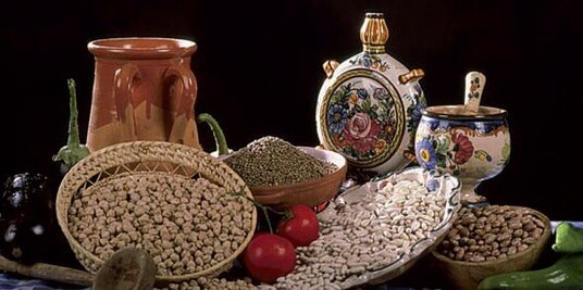 La cucina abruzzese si caratterizza per i suoi ingredienti semplici e genuini, fortemente legati alla tradizione mediterranea. L’uso abbondante di olio extravergine d’oliva, erbe aromatiche come il rosmarino e il timo, e prodotti freschi di stagione conferisce ai piatti sapori intensi e profumi avvolgenti. Questo legame con la natura si riflette anche nella scelta di materie prime locali, come le verdure di campo, i legumi, i cereali e i prodotti del mare, che vengono lavorati con cura per esaltare la ricchezza del territorio. I profumi della cucina abruzzese richiamano immediatamente l’atmosfera tipica del Mediterraneo, grazie all’uso equilibrato di spezie e aromi che valorizzano ogni pietanza senza mai sovrastarla. Gli odori delle erbe aromatiche appena raccolte si mescolano a quelli dei piatti cotti lentamente, come zuppe, ragù e stufati, creando un’esperienza sensoriale che coinvolge corpo e mente. Anche i dolci tradizionali, arricchiti da essenze naturali come la cannella e gli agrumi, portano in tavola l’essenza di questa terra solare. Questa cucina, profondamente mediterranea, unisce sapientemente sapori di montagna e di mare, offrendo una varietà gastronomica che riflette la biodiversità abruzzese. Il risultato è un insieme di piatti che raccontano la storia e la cultura del territorio, dove il rispetto per la natura si traduce in un’arte culinaria capace di emozionare e appagare, mantenendo viva la tradizione e il gusto autentico del Mediterraneo.