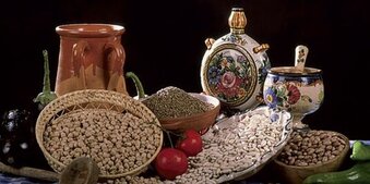 La cucina abruzzese si caratterizza per i suoi ingredienti semplici e genuini, fortemente legati alla tradizione mediterranea. L’uso abbondante di olio extravergine d’oliva, erbe aromatiche come il rosmarino e il timo, e prodotti freschi di stagione conferisce ai piatti sapori intensi e profumi avvolgenti. Questo legame con la natura si riflette anche nella scelta di materie prime locali, come le verdure di campo, i legumi, i cereali e i prodotti del mare, che vengono lavorati con cura per esaltare la ricchezza del territorio. I profumi della cucina abruzzese richiamano immediatamente l’atmosfera tipica del Mediterraneo, grazie all’uso equilibrato di spezie e aromi che valorizzano ogni pietanza senza mai sovrastarla. Gli odori delle erbe aromatiche appena raccolte si mescolano a quelli dei piatti cotti lentamente, come zuppe, ragù e stufati, creando un’esperienza sensoriale che coinvolge corpo e mente. Anche i dolci tradizionali, arricchiti da essenze naturali come la cannella e gli agrumi, portano in tavola l’essenza di questa terra solare. Questa cucina, profondamente mediterranea, unisce sapientemente sapori di montagna e di mare, offrendo una varietà gastronomica che riflette la biodiversità abruzzese. Il risultato è un insieme di piatti che raccontano la storia e la cultura del territorio, dove il rispetto per la natura si traduce in un’arte culinaria capace di emozionare e appagare, mantenendo viva la tradizione e il gusto autentico del Mediterraneo.