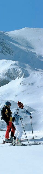 Dove sciare in Abruzzo In Abruzzo, l'inverno offre molto più del solo sci alpino. Le montagne della regione, coperte da fitte faggete e ampie distese innevate, diventano uno straordinario palcoscenico per una varietà di sport e attività all’aria aperta. Lo sci di fondo trova ambienti ideali nei boschi di Sant’Antonio a Pescocostanzo e nei tracciati del Parco Nazionale d’Abruzzo, dove il silenzio della natura innevata crea un’atmosfera unica. Anche lo sci alpinismo è molto praticato, grazie ai dislivelli del Gran Sasso e della Majella, che offrono itinerari spettacolari con vista che spazia fino al mare. Negli ultimi anni, l’Abruzzo ha saputo valorizzare anche discipline più moderne e avventurose. Lo snowboard è ben accolto in molte stazioni, con snowpark attrezzati e piste adatte a ogni livello. Per chi cerca un’esperienza ancora più emozionante, è possibile praticare lo snowkite, lo snow-rafting o il telemark, mentre i pendii più dolci diventano terreno ideale per lo slittino e le ciaspolate, che permettono di esplorare il paesaggio innevato in modo lento e suggestivo. Anche lo sleddog, con le slitte trainate da cani, ha trovato in Abruzzo un ambiente perfetto, tra altipiani soleggiati e panorami che evocano terre lontane. L’inverno abruzzese è quindi un’opportunità per vivere la montagna in tutte le sue forme, a contatto con una natura autentica e generosa. Le strutture ricettive, le scuole di montagna e le guide esperte accompagnano i visitatori in un viaggio alla scoperta di emozioni nuove, accessibili anche a chi è alle prime armi. Qui, ogni passo sulla neve racconta una storia diversa, fatta di sport, paesaggi mozzafiato e tradizioni che rendono l’Abruzzo una delle mete più sorprendenti dell’Italia invernale.