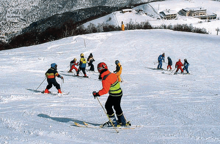 Sciare in Abruzzo significa immergersi in panorami mozzafiato, tra montagne maestose e borghi pittoreschi che aggiungono fascino a una giornata trascorsa sulla neve. Questa regione offre un’esperienza unica, grazie a un territorio che alterna cime innevate a spazi naturali intatti, creando l’ambiente ideale per gli appassionati degli sport invernali. L’Appennino abruzzese, con le sue cime imponenti, accoglie numerose stazioni sciistiche ben attrezzate e in grado di soddisfare le esigenze di sciatori di ogni livello. Le piste si snodano tra pendii soleggiati, boschi secolari e paesaggi aperti, garantendo una combinazione perfetta tra sport e natura. Oltre allo sci alpino, la regione è anche un paradiso per il freeride e lo snowboard, con percorsi studiati appositamente per gli amanti delle discese più adrenaliniche. Non manca poi la possibilità di praticare lo sci di fondo, un’attività che consente di esplorare in tranquillità l’Abruzzo innevato. Tra altopiani incantati e vallate suggestive, questa disciplina permette di vivere la montagna in un modo diverso, silenzioso e contemplativo. Anche le famiglie trovano opzioni ideali, con aree dedicate ai bambini e percorsi più facili pensati per i principianti. La neve abruzzese diventa così il pretesto perfetto per scoprire una terra ricca di autenticità, dove i paesaggi innevati si fondono con l’atmosfera calda e accogliente dei borghi montani. Après-ski nei rifugi, sapori tipici e tradizioni locali completano l’esperienza, regalando momenti di relax e convivialità in un contesto che non smette mai di stupire. Sciare in Abruzzo non è solo uno sport, ma un viaggio tra natura, cultura e avventura.