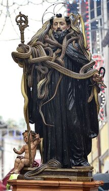 La Festa dei Serpari a Cocullo è una delle tradizioni più singolari e affascinanti d'Abruzzo, celebrata in onore di San Domenico, il santo protettore contro i morsi di serpente e le malattie legate al morso degli animali. Questa antica celebrazione, che si tiene il primo giovedì di maggio, attira visitatori da tutta Italia e oltre per la sua spettacolarità e il suo profondo significato simbolico. Il cuore della festa è la processione della statua di San Domenico, che viene ornata con serpenti vivi raccolti dai "serpari", esperti conoscitori di questi animali, provenienti dalle campagne circostanti. La comunità si raduna per assistere a questo rito, che affonda le sue radici nei culti pagani dedicati alla natura e ai cicli della vita, successivamente integrati nella tradizione cristiana. La giornata è un intreccio di devozione religiosa e antichi riti popolari: i fedeli si avvicinano alla statua per ricevere la benedizione e portare amuleti simbolici come le "ciaramelle", piccole campane legate a preghiere di protezione. Intorno alla celebrazione si anima il borgo con mercatini, musica e piatti tipici, trasformando Cocullo in un luogo di festa e condivisione. Questa tradizione, unica nel suo genere, continua a rappresentare un momento in cui il sacro e il popolare si fondono, richiamando l'attenzione sulla bellezza del rapporto millenario tra uomo e natura in Abruzzo.