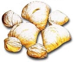 Le sfogliatelle abruzzesi, tradizionale dolce della provincia di Teramo, sono un vero capolavoro della cucina natalizia. Preparato con pazienza e maestria, questo dolce racchiude in sé la ricchezza dei sapori tipici delle festività. La pasta sfoglia, sottilissima e friabile, è il risultato di un impasto lavorato con uova, zucchero, farina e strutto, che riposa per tutta la notte, rendendo la sua consistenza perfetta. Lo strutto, ingrediente fondamentale della ricetta, conferisce una morbidezza unica che, insieme al ripieno ricco di confettura di frutta, cioccolato fondente e mandorle tostate, rende ogni morso un'esperienza golosa e fragrante. Il profumo di strutto sciolto a bagnomaria, che permea le sottili sfoglie, è un elemento distintivo di questo dolce, che si caratterizza per il contrasto tra la croccantezza esterna e la morbidezza interna. La preparazione, che richiede tempo e impegno, è una tradizione che viene tramandata di generazione in generazione. Ogni fase della preparazione, dalla stesura delle strisce di sfoglia fino alla farcitura con il ripieno di frutta e cioccolato, è un rito che coinvolge la famiglia e che contribuisce a creare quel legame speciale con il passato. La cottura, che un tempo avveniva nei forni a legna, è un momento fondamentale per ottenere il risultato desiderato. La sfoglia, spessa ma friabile, si apre durante la cottura grazie alla vaporizzazione dello strutto tra le sue pieghe, rivelando la delicatezza e la leggerezza che contraddistinguono le sfogliatelle. La temperatura alta e il calore distribuito uniformemente sono essenziali per ottenere una cottura perfetta, che esalta il gusto ricco del ripieno e della pasta. Le sfogliatelle, simbolo della cucina tradizionale abruzzese, sono un dolce che racconta la storia e la cultura della provincia di Teramo. Prepararle per le festività è un atto che unisce le famiglie, creando un’atmosfera di condivisione e di celebrazione. Con il loro sapore ricco e avvolgente, le sfogliatelle rappresentano il cuore della cucina natalizia teramana, un dolce che non solo soddisfa il palato, ma che conserva il calore e l’amore delle tradizioni familiari.