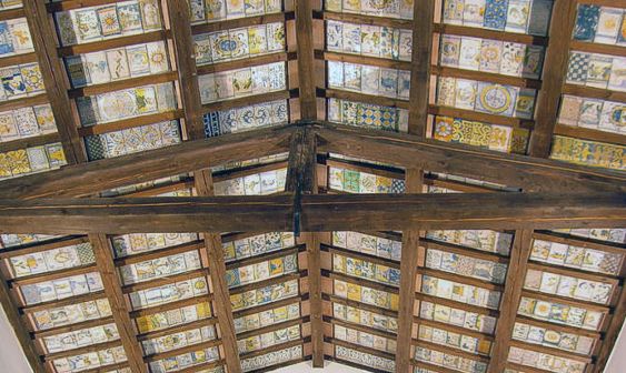 Il soffitto maiolicato della chiesa di San Donato a Castelli.