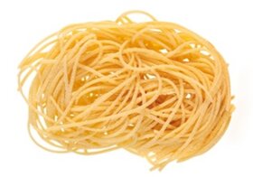 Primi piatti a base di pasta e carne della cucina tradizione abruzzese: I Maccheroni alla chitarra. La preparazione dei Maccheroni alla chitarra è un’arte antica che valorizza i prodotti tipici abruzzesi, esaltando la semplicità e la genuinità degli ingredienti. La pasta, realizzata con semola di grano duro e uova fresche, è lavorata a mano fino a ottenere un impasto compatto e liscio. Questo viene steso in sfoglie sottili, posizionate sull'apposita "chitarra", uno strumento tradizionale formato da fili di acciaio tesi su un telaio di legno. Con il mattarello si preme la sfoglia, facendola passare attraverso i fili e ottenendo i caratteristici maccheroni dal taglio quadrato. La qualità delle materie prime è fondamentale: la semola deve essere di grano duro abruzzese, e le uova, spesso di produzione locale, garantiscono una pasta elastica e saporita. Il condimento tradizionale per i Maccheroni alla chitarra è il ragù di carni miste, preparato con ingredienti tipici della cucina teramana. Viene utilizzata una combinazione di carne di manzo, maiale e, in alcune varianti, agnello, tutte allevate nel territorio circostante. La carne viene rosolata con cipolla, carota e sedano tritati finemente, insieme all’olio extravergine d’oliva, un pilastro della gastronomia abruzzese. Dopo la rosolatura, si sfuma con vino Montepulciano d’Abruzzo, un’eccellenza vinicola della regione, e si aggiungono pomodori locali, spesso trasformati in passata o pelati, per creare un sugo ricco e avvolgente. La cottura lenta, che può durare diverse ore, permette ai sapori di amalgamarsi alla perfezione, rendendo il ragù un complemento ideale per la pasta. Quando il sugo è pronto, i maccheroni appena preparati vengono cotti in abbondante acqua salata. La pasta, grazie alla sua consistenza e porosità, trattiene il ragù in modo impeccabile, garantendo un equilibrio perfetto tra condimento e maccheroni. Dopo aver scolato la pasta al dente, la si condisce direttamente in una grande ciotola o padella, mescolandola accuratamente con il ragù caldo. La tradizione prevede una spolverata generosa di pecorino abruzzese grattugiato, un formaggio dal sapore deciso che esalta il gusto complessivo del piatto. Serviti caldi, i Maccheroni alla chitarra rappresentano un trionfo di sapori autentici e di tecniche tramandate nel tempo. Ogni boccone racconta la storia di una cucina radicata nella terra e nel mare, dove ogni ingrediente ha un significato e una provenienza precisa. Dai grani coltivati sui colli teramani al vino che arricchisce il sugo, questo piatto è l’espressione più sincera della tradizione culinaria abruzzese, capace di unire gusto e memoria in una sola ricetta.