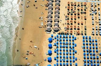 Il mare d'Abruzzo offre un'esperienza indimenticabile, fatta di acque cristalline, spiagge variegate e panorami che raccontano la bellezza selvaggia e incontaminata della natura. La costa abruzzese, che si estende per oltre 130 chilometri, accoglie chi cerca relax, avventura o la scoperta di angoli nascosti dove il tempo sembra essersi fermato. Le spiagge si alternano tra ampi arenili sabbiosi e tratti rocciosi, ognuno con un fascino unico. Le dolci colline che degradano verso il mare creano scenari pittoreschi, arricchiti dalla presenza di caratteristici trabocchi, antiche macchine da pesca in legno che sembrano sospese tra cielo e acqua. Questi monumenti alla tradizione marinara raccontano un passato fatto di dedizione e rispetto per il mare, ancora oggi visibile nello stile di vita delle comunità costiere. Il mare d'Abruzzo è anche una promessa di divertimento e benessere. Le acque limpide sono ideali per nuotate rinfrescanti e sport acquatici, come il kayak, il windsurf e le immersioni, che rivelano la ricca vita marina dei fondali. Passeggiate lungo i lungomari regalano momenti di quiete, mentre i piccoli porti e le antiche torri costiere narrano storie di un rapporto secolare tra terra e mare. Lungo questa costa, l’esperienza balneare si intreccia con una gastronomia profondamente legata al territorio. I sapori del mare si trasformano in piatti unici, come il celebre brodetto di pesce, che celebra la freschezza e la genuinità degli ingredienti locali. Tra un tuffo e l’altro, è possibile immergersi anche nella cultura, visitando borghi storici affacciati sul mare, dove l’ospitalità abruzzese si manifesta in tutta la sua autenticità. Il mare d'Abruzzo non è solo una destinazione, ma un invito a scoprire un modo di vivere che unisce natura, tradizione e emozioni. Ogni ondeggiare delle acque e ogni tramonto sulla costa lasciano un segno nel cuore, raccontando la storia di un territorio unico, che sa come abbracciare i suoi visitatori con tutta la forza e la bellezza della sua anima.