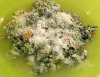 La preparazione della stracciatella in brodo, piatto tipico della provincia di Teramo, inizia con la realizzazione del brodo, che è l’elemento fondamentale del piatto. Per ottenere un brodo ricco e saporito, si utilizza principalmente carne di pollo o di gallina, che è tra i prodotti più pregiati dell'Abruzzo. La carne viene cotta lentamente insieme a cipolle, carote, sedano e altre verdure fresche locali, come il finocchio, che conferiscono al brodo un sapore delicato e aromatico. Questo lungo processo di cottura permette di estrarre tutti i nutrienti e i sapori naturali degli ingredienti, creando una base ricca e avvolgente per la stracciatella. Una volta che il brodo è pronto, il passo successivo è quello di preparare le uova, un altro ingrediente tipico della cucina abruzzese. Le uova fresche, preferibilmente di gallina allevata all'aperto, vengono sbattute con una forchetta, creando un composto leggero e spumoso. L’aggiunta del parmigiano grattugiato, che in Abruzzo viene prodotto con il latte di pecora e ha un sapore intenso, arricchisce il piatto, donando un tocco di cremosità e sapore in più. Questo formaggio, tipico delle montagne abruzzesi, è l’ideale per esaltare la delicatezza del brodo. Quando il brodo inizia a bollire, le uova sbattute vengono versate lentamente, mescolando rapidamente con una forchetta, affinché non si formino grosse parti. Questo passaggio permette alle uova di “stracciarsi”, creando quella tipica consistenza della stracciatella, che è morbida e vellutata, ma ricca di sapore. In alcune varianti della ricetta, per rendere la stracciatella ancora più densa, si può aggiungere del semolino o pane grattugiato, entrambi ingredienti che fanno parte della tradizione culinaria teramana e che conferiscono al piatto una maggiore consistenza. Il piatto viene servito caldo, con una spolverata di parmigiano sopra e, per chi lo desidera, un po’ di pane abbrustolito sul fondo del piatto. La stracciatella in brodo è così pronta per essere gustata, un piatto che incarna l’essenza della cucina abruzzese, fatta di ingredienti semplici e genuini, ma dal sapore profondo e avvolgente. Ogni boccone racconta la storia di una tradizione che, sebbene nata in un contesto di cucina povera, è capace di regalare una sensazione di calore e soddisfazione, perfetta per ogni occasione conviviale.