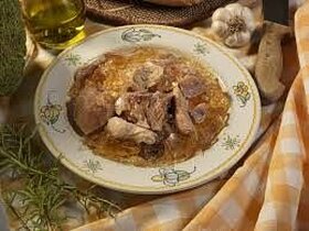 Il tacchino alla canzanese è uno dei piatti più rappresentativi della cucina tradizionale teramana, noto soprattutto a Canzano e in tutta la provincia. La sua origine risale alla metà del 1800, quando due contadini di Canzano, Egidio Cimini e Francesco Roscioli, scoprirono per caso che il brodo di tacchino, cucinato la mattina, era diventato gelatinoso ma dal sapore sorprendentemente buono. Decisero di cuocerlo al forno, creando un piatto che presto conquistò la regione e oltre. Nel 1930, il piatto fu commercializzato e oggi è facilmente reperibile anche dai macellai locali. Preparazione del Tacchino: Per preparare il tacchino alla canzanese, iniziate con un tacchino di circa 5 kg. La prima fase consiste nel spiumaggio a secco del tacchino, seguito dal lavaggio e disossamento. Dopo averlo lasciato riposare in acqua fredda per un paio d’ore, asciugatelo con un panno. Procedete poi a salarlo, peparlo e insaporirlo con aglio, rosmarino e alloro. L’aroma intenso di queste erbe è fondamentale per donare carattere al piatto. Una volta ben conditi, legate il tacchino con dello spago da cucina per mantenerlo compatto durante la cottura. Cottura e Preparazione del Brodo: Mettete il tacchino in una teglia di terracotta, aggiungendo le ossa, le cartilagini, la testa e le zampe, precedentemente ridotte in piccoli pezzi. Coprite il tutto con acqua bollente e infornate, preferibilmente in un forno a legna, per circa 5 ore. Durante la cottura, girate il tacchino solo poche volte per ottenere una cottura uniforme. Una volta cotto, scolatelo dal brodo e rimuovete le ossa rimaste. Filtrate il brodo e versatelo nuovamente sopra il tacchino, che dovrà raffreddarsi a temperatura ambiente. Riposo e Servizio: Lasciate il tacchino alla canzanese riposare in frigorifero per almeno un giorno. Questo permetterà al brodo di raffreddarsi e gelificarsi, creando la caratteristica gelatina che è l’anima del piatto. Il tacchino alla canzanese è pronto per essere servito, con la sua consistenza unica e il sapore ricco che si sprigiona con ogni morso. Questo piatto, che unisce tradizione e sapori rustici, è il cuore della cucina teramana, un piatto che racconta storie di passione e pazienza. Buon appetito!