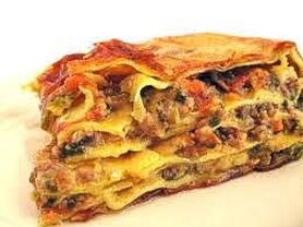 Il necessario per preparare il Timballo alla teramana. Ricetta per 4 persone. Il necessario per la preparazione: 300 gr di pasta fresca all’uovo già pronta, 150 gr di polpa di maiale tritata, 150 gr di polpa di agnello tritata, 300 gr di polpa di vitello tritata, 500 gr di pomodori maturi o pomodori pelati, 150 gr di piselli sgranati, 30 gr di burro, ½ cipolla, 2 uova, 1/2 bicchiere di vino bianco secco, 150 gr di scamorza, 150 gr di mozzarella, 60 gr di formaggio parmigiano grattugiato, 7 cucchiai di olio d’oliva extravergine, sale q.b. e pepe q.b. Preparazione: Scottare i pomodori in acqua bollente, sbucciarli e tritarli. Far scaldare 5 cucchiai di olio, aggiungere 150 gr di polpa di vitello con l’agnello e il maiale; farli rosolare e colorire da tutte le parti. Versare il vino e farlo evaporare; aggiungere i pomodori, sale e pepe e far cuocere per 1 ora circa. Stendere la pasta in una sfoglia sottile, ricavarne dei rettangoli di cm 10x10 circa; farli cuocere, pochi alla volta, in acqua salata in ebollizione, scolarli al dente, farti raffreddare in acqua fredda e scolarli sopra un canovaccio per farli asciugare. Far appassire la cipolla, sbucciata e tritata, con 15 g di burro e 2 cucchiai di olio, unire i piselli, farli rosolare brevemente, insaporirli con sale e pepe, versare un rnestolino di acqua e farli cuocere per 7-8 minuti. Far rassodare un uovo, sgusciarle e tagliarlo a rondelle. Mescolare la polpa di vitello rimasta con 2 cucchiai di parmigiano, l’uovo rimasto, sale e pepe. Formare delle polpettine delle dimensioni di una nocciola a farle rosolare, poche alla volta, in una padella antiaderente calda spennellata d’olio; unirle al ragù 10 minuti prima del termine della cottura. Tagliare la scamorza a lamelle sottili e la mozzarella a pezzettini. Disporre uno strato di pasta in una pirofila imburrata, stendervi sopra un poco di ragù di carni miste e polpettine, un poco di piselli, cospargere con un po’ di lamelle di scamorza, pezzettini di mozzarella, formaggio grattugiato e adagiarvi sopra qualche rondella di uovo sodo. Coprire con un altro strato di pasta e continuare con la stessa procedura fino al termine degli ingredienti terminando con il ragù, mozzarella e formaggio. Far cuocere il timballo per 15-20 minuti circa in forno a 180° e farlo riposare per 15 minuti prima di servirlo. Cottura 80 minuti e servire caldo.
