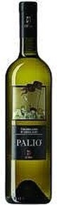 Il Trebbiano d'Abruzzo DOC: Un Bianco di Tradizione. Il Trebbiano d'Abruzzo DOC è uno dei vini bianchi più rappresentativi dell’enologia italiana, nato nel cuore dell’Abruzzo. Questa denominazione, riconosciuta nel 1972, identifica un vino prodotto principalmente dal vitigno Trebbiano Abruzzese, una varietà autoctona che ha trovato in questa regione il suo ambiente ideale. Il clima mediterraneo, combinato con le influenze dell’Appennino e dell’Adriatico, dona al Trebbiano d'Abruzzo le sue caratteristiche uniche. Caratteristiche Sensoriali e Tecniche di Produzione: Il Trebbiano d'Abruzzo si presenta con un colore giallo paglierino con riflessi verdolini, che denota la sua freschezza. Al naso offre profumi delicati e raffinati, con note di frutta a polpa bianca, fiori di campo e leggere sfumature agrumate. Al palato è fresco e vivace, con una buona acidità che lo rende equilibrato e piacevole. La produzione segue metodi tradizionali, a volte integrati con tecnologie moderne per esaltare la purezza del vitigno, e comprende una fermentazione a temperatura controllata per preservare gli aromi. Abbinamenti Gastronomici: Questo vino bianco si sposa perfettamente con i piatti a base di pesce, crostacei e molluschi, tipici della tradizione gastronomica abruzzese. È ideale anche con antipasti leggeri, verdure grigliate e formaggi freschi. La sua freschezza e versatilità lo rendono un vino perfetto per essere apprezzato in ogni stagione, sia durante un pasto che come aperitivo. Un Patrimonio Enologico da Scoprire: Il Trebbiano d'Abruzzo DOC rappresenta un patrimonio enologico di grande valore, spesso sottovalutato rispetto ad altri vini italiani più celebri. Tuttavia, negli ultimi anni, la crescente attenzione verso i vitigni autoctoni e la qualità delle produzioni locali ha portato a una riscoperta di questo vino. Esplorare il Trebbiano d'Abruzzo significa immergersi in un territorio ricco di storia, cultura e tradizioni, in grado di offrire emozioni autentiche in ogni calice.