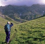 I sentieri dell’Abruzzo rappresentano un invito a scoprire la natura autentica della regione, tra montagne imponenti, boschi secolari e panorami che spaziano dal Gran Sasso al mare Adriatico. Le reti escursionistiche sono ben curate e segnalate, offrendo percorsi adatti a tutti: dalle passeggiate più semplici immerse nel verde, ideali per famiglie e principianti, fino agli itinerari più impegnativi riservati a escursionisti esperti in cerca di avventure a contatto con ambienti incontaminati. Ogni cammino regala emozioni uniche, che si tratti di attraversare antichi borghi, incontrare la fauna selvatica o sostare nei rifugi di montagna. Trekking in Abruzzo significa unire sport, natura e cultura in un’unica esperienza, con la possibilità di vivere la montagna in ogni stagione, respirando aria pura e godendo di scorci indimenticabili. L’Abruzzo è una terra ideale per chi ama il trekking: i suoi sentieri si snodano tra vette maestose, vallate ricche di boschi e pascoli, fiumi e laghi di montagna. La varietà dei percorsi consente a chiunque di trovare l’esperienza più adatta, dai tracciati facili per camminate rilassanti fino agli itinerari più lunghi e impegnativi che conducono a quote elevate e panorami mozzafiato. Camminare in Abruzzo significa anche scoprire la sua identità più profonda, incontrando borghi storici, antiche mulattiere e tradizioni che resistono nel tempo. Ogni escursione diventa così un viaggio completo, dove la natura si unisce alla cultura e all’ospitalità delle comunità locali, regalando momenti autentici e indimenticabili. Trekking in Abruzzo vuol dire immergersi in una regione che offre sentieri per ogni livello, dai percorsi brevi e accessibili nei parchi naturali alle grandi traversate che collegano le montagne più alte dell’Appennino. La rete escursionistica, ampia e ben segnalata, consente di esplorare scenari sempre diversi: boschi ombrosi, altipiani sterminati, creste rocciose e vette che sfiorano i 3.000 metri. Durante il cammino non mancano incontri suggestivi, come branchi di cervi, aquile reali in volo o la scoperta di eremi nascosti tra le rocce. Ogni passo diventa un’occasione per vivere la montagna in modo autentico, respirando l’aria pura e lasciandosi sorprendere dalla bellezza di paesaggi che cambiano a ogni stagione.