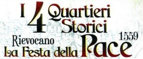 Il Trionfo della Pace a Teramo (Te) Il Trionfo della Pace è una delle più antiche e significative manifestazioni folcloristiche della città di Teramo, nata nel 1559 per celebrare la fine delle lotte intestine che avevano insanguinato la comunità per anni. La leggenda narra che furono le donne teramane a compiere il primo passo verso la riconciliazione, riunendosi in una processione verso il convento di Santa Maria delle Grazie per implorare la fine delle ostilità. Questo gesto di unità e speranza commosse l’intera cittadinanza, che decise di istituire una grande festa in occasione della ricorrenza di Sant’Anna, per sancire simbolicamente la ritrovata armonia tra le fazioni rivali. La celebrazione assunse fin da subito una forma spettacolare e solenne, coinvolgendo attivamente i quattro storici quartieri di Teramo. Ogni quartiere allestiva un carro allegorico, detto "trionfo", che sfilava per le vie della città accompagnato da cavalieri, figuranti e schiere di armati in costume rinascimentale. La sfilata era un’esplosione di colori e simboli, con rappresentazioni scenografiche che evocavano la forza, il coraggio e il desiderio di pace della comunità. Il Carro della Pace, allestito dal quartiere di Santo Spirito, era il fulcro della manifestazione, emblema della concordia ritrovata e della speranza di un futuro prospero. Oltre alla processione, la festa si distingueva per una spettacolare pugna ludica, un evento che mescolava duelli coreografici, giochi cavallereschi e danze in un’atmosfera di festa e competizione. La moresca, rappresentazione teatrale di battaglie tra cristiani e saraceni, era una delle attrazioni più suggestive, accompagnata dal suono delle fanfare e dalla partecipazione entusiasta degli spettatori. L’intera città si trasformava in un palcoscenico vivente, dove storia, tradizione e spirito popolare si intrecciavano in un’unica grande celebrazione. Ancora oggi, nonostante il tempo trascorso, il Trionfo della Pace continua a essere una tradizione viva nel cuore dei teramani. La rievocazione moderna mantiene il fascino e il rigore storico dell’originale, grazie a un attento studio delle fonti e alla fedeltà nella riproduzione di costumi, musiche e coreografie. Sebbene la manifestazione abbia assunto connotazioni più spettacolari e turistiche, resta saldamente ancorata alle sue radici, rappresentando un ponte tra passato e presente, tra memoria collettiva e rinnovato senso di appartenenza alla propria terra. Il Trionfo della Pace è molto più di una semplice festa: è un simbolo di identità e coesione per la città di Teramo, un evento che ricorda quanto la pace sia un valore prezioso da celebrare e preservare. La sua rievocazione annuale non solo attira visitatori e appassionati di storia, ma rafforza il legame tra la comunità e il suo passato, offrendo alle nuove generazioni l’opportunità di conoscere e vivere un frammento della propria eredità culturale. In un mondo sempre più frenetico, questa antica tradizione continua a trasmettere un messaggio universale di unità, dialogo e speranza.