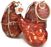 La Ventricina piccante abruzzese è un salume tipico che racchiude in sé i sapori intensi e autentici della tradizione gastronomica della regione. Realizzata con carni selezionate di maiale, finemente tritate e insaporite con peperoncino locale, pepe e spezie aromatiche, la Ventricina viene poi insaccata in budello naturale e lasciata stagionare lentamente nelle cantine fresche delle zone interne dell’Abruzzo. Questo processo permette al salume di sviluppare un carattere deciso, un aroma avvolgente e un gusto piccante che ne fanno una prelibatezza amata sia dagli abruzzesi sia dai numerosi appassionati di prodotti tipici. Nella cultura abruzzese, la Ventricina piccante è un simbolo di convivialità e tradizione, spesso protagonista delle tavole durante le feste e le occasioni speciali. Accompagnata da pane casereccio e vini robusti della regione, racconta la storia di un territorio dove l’arte della salumeria si tramanda con cura e passione. La sua versatilità la rende perfetta sia come antipasto che come ingrediente in ricette tipiche, come sughi e zuppe, valorizzando con il suo carattere forte i sapori genuini dell’Abruzzo.