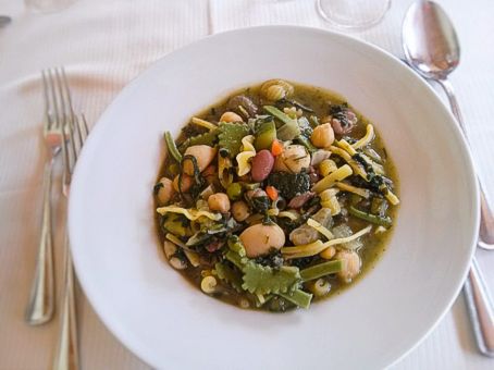 Sagra delle Virtu' a Teramo (Te) La Sagra delle Virtù di Teramo è una delle tradizioni culinarie più emblematiche della provincia, un evento che si svolge ogni anno il 1° maggio e che celebra l’antico piatto che porta lo stesso nome. Questo piatto, le Virtù, è una minestra ricca e saporita che raccoglie in sé la tradizione agricola e contadina della zona, unendo ingredienti freschi di stagione a sapori che raccontano secoli di storia. La sua preparazione è un rituale che coinvolge tutta la comunità: le famiglie si riuniscono per preparare il piatto, unendo le proprie ricette personali in un'unica, grande celebrazione del territorio e delle sue tradizioni. Il piatto delle Virtù è una vera e propria sinfonia di ingredienti, che può contare fino a cinquanta diversi componenti, tra verdure, legumi, erbe, carni e formaggi, tutti cucinati insieme in una lunga preparazione che richiede giorni di lavoro. Questo piatto non è un semplice minestrone, ma una combinazione equilibrata di sapori e consistenze che riflette la sapienza delle donne contadine, che hanno tramandato questa ricetta attraverso le generazioni. Ogni famiglia ha la sua versione, che varia leggermente da quella degli altri, ma tutte seguono lo stesso principio di non sprecare nulla, utilizzando gli ingredienti della stagione e mescolando il vecchio e il nuovo. La preparazione delle Virtù è un momento di socializzazione e di condivisione. La cucina diventa il cuore pulsante della festa, dove le mani esperte delle donne lavorano insieme a quelle dei più giovani, creando un’atmosfera di collaborazione che si riflette nell’intera città. Non è solo una questione di cucina, ma di identità culturale, di tradizione che si rinnova ogni anno. La comunità si riunisce non solo per cucinare, ma per scambiarsi assaggi, chiacchiere e risate, rendendo ogni piatto un’occasione di incontro e di convivialità. Questa festa, che affonda le sue radici nella cultura contadina, rappresenta anche un omaggio alla Terra, celebrando l’arrivo della primavera e il suo potenziale di abbondanza. La preparazione delle Virtù è strettamente legata al Calendimaggio, una festività che in passato era dedicata alla dea Maia, simbolo della fertilità della Terra. Il piatto, quindi, diventa un augurio per un buon raccolto e per una stagione di prosperità. La tradizione vuole che si utilizzino anche gli avanzi del lungo inverno, unendo le risorse della stagione precedente con le primizie della primavera, creando così una miscela di semplicità e ricchezza. La Sagra delle Virtù è anche un’occasione per il turismo, che ogni anno accorre a Teramo per gustare questo piatto tradizionale e per vivere una festa che è molto più di una celebrazione gastronomica. La città si riempie di bancarelle, musica popolare, danze e colori, creando un'atmosfera vivace e accogliente. La sagra è un modo per riscoprire il legame profondo tra la cucina, la terra e la comunità, un’occasione per celebrare le radici culturali di Teramo e per continuare a tramandare tradizioni che, attraverso i sapori e i profumi, raccontano la storia di un popolo e della sua terra.
