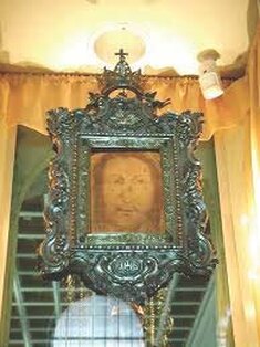 Festa del Volto Santo a Manoppello (Pe). La Festa del Volto Santo di Manoppello, che si celebra la seconda domenica di maggio, rappresenta uno degli eventi religiosi più significativi e suggestivi dell'Abruzzo. La celebrazione è dedicata al Volto Santo, una misteriosa reliquia custodita nella Basilica omonima, che raffigura un volto maschile, con barba e capelli lunghi, considerato da molti come l'immagine di Cristo. Questa sacra reliquia è unica al mondo perché l'immagine è visibile in modo identico da entrambi i lati del tessuto, un dettaglio che rende il Volto Santo un enigma affascinante, suscettibile di interpretazioni e studi da parte di esperti e devoti. La storia del Volto Santo risale al 1506, quando un pellegrino sconosciuto giunse a Manoppello e lasciò il velo nelle mani di Giacomo Antonio Leonelli, un fisico locale. Dopo essere stato custodito dalla famiglia Leonelli, il Velo venne venduto a Donato Antonio de Fabritiis, che si occupò della sua conservazione, facendo sistemare il Velo dal frate Remigio da Rapino. Negli anni successivi, la reliquia venne collocata nella chiesa dei padri cappuccini, dove divenne oggetto di venerazione. Nel 1703, la festa della Trasfigurazione del Signore divenne ufficialmente la festa del Volto Santo, segnando un momento fondamentale per la tradizione religiosa di Manoppello. La festa si sviluppa con una serie di celebrazioni liturgiche, processioni e momenti di riflessione spirituale che coinvolgono la comunità locale e i pellegrini provenienti da tutto il mondo. L'importanza della festa è aumentata nel 2006, quando Papa Benedetto XVI ha visitato il Santuario di Manoppello e ha elevato la chiesa a Basilica Minore, attirando così l'attenzione internazionale su questa reliquia. La visita papale ha dato ulteriore lustro alla festa, ma non ha risolto il mistero sull'origine e sulla natura del Velo, lasciando il dibattito aperto tra i ricercatori e i credenti. Uno degli aspetti più misteriosi del Volto Santo è la sua possibile identificazione con il Velo della Veronica, il sudario che, secondo la tradizione, avrebbe coperto il volto di Cristo durante il suo seppellimento. Studi comparativi tra il Volto Santo e la Sindone di Torino, come quelli condotti dal gesuita Heinrich Pfeiffer, suggeriscono che le immagini si sovrappongono in modo sorprendente. Tuttavia, queste teorie si scontrano con la cronologia storica, poiché il Velo di Manoppello risulta essere presente a Manoppello dal 1506, mentre il Velo della Veronica fu rubato nel 1608. Nonostante le difficoltà nel risolvere la questione, il Volto Santo resta una reliquia di straordinario interesse, che continua a suscitare studi e ricerche. Gli studi scientifici sul Volto Santo, condotti da esperti come il professor Donato Vittore dell'Università di Bari, hanno rivelato che l'immagine sul Velo non è dipinta né tessuta con fibre colorate, ma è visibile grazie a una particolare tessitura del tessuto. Tuttavia, altre ricerche suggeriscono la presenza di tracce di pigmenti, il che apre a nuove ipotesi riguardo alla sua creazione. Qualunque sia la sua origine, il Volto Santo di Manoppello continua a esercitare un fascino unico, diventando un simbolo di fede, mistero e tradizione che attrae ogni anno milioni di visitatori, desiderosi di rendere omaggio a questa reliquia straordinaria.